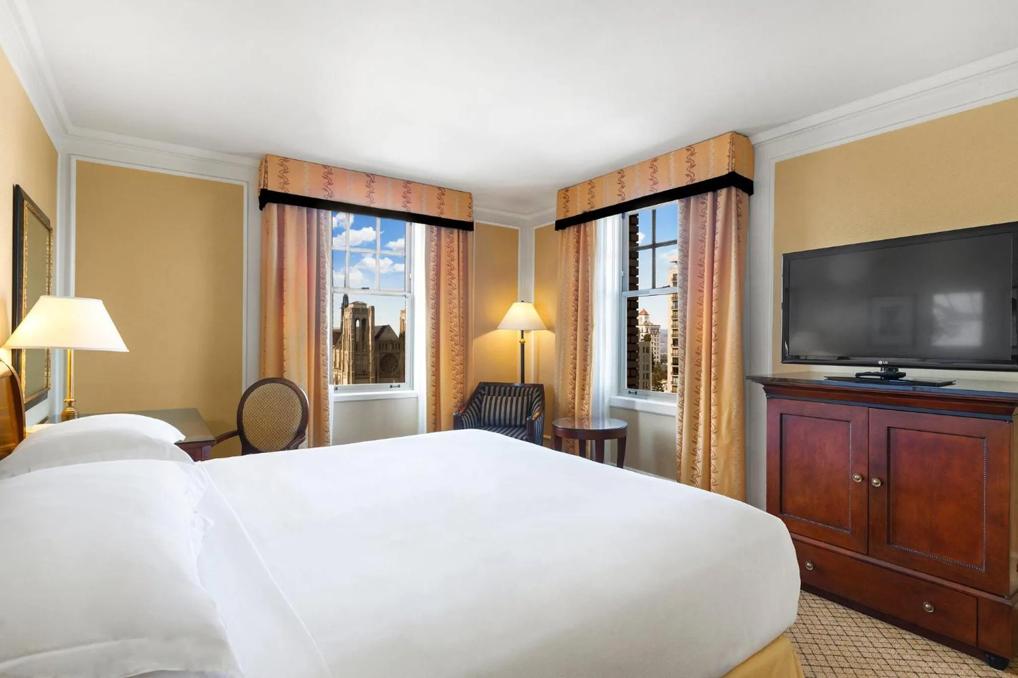 Photo of the whole room, Bed in InterContinental Mark Hopkins San Francisco by IHG