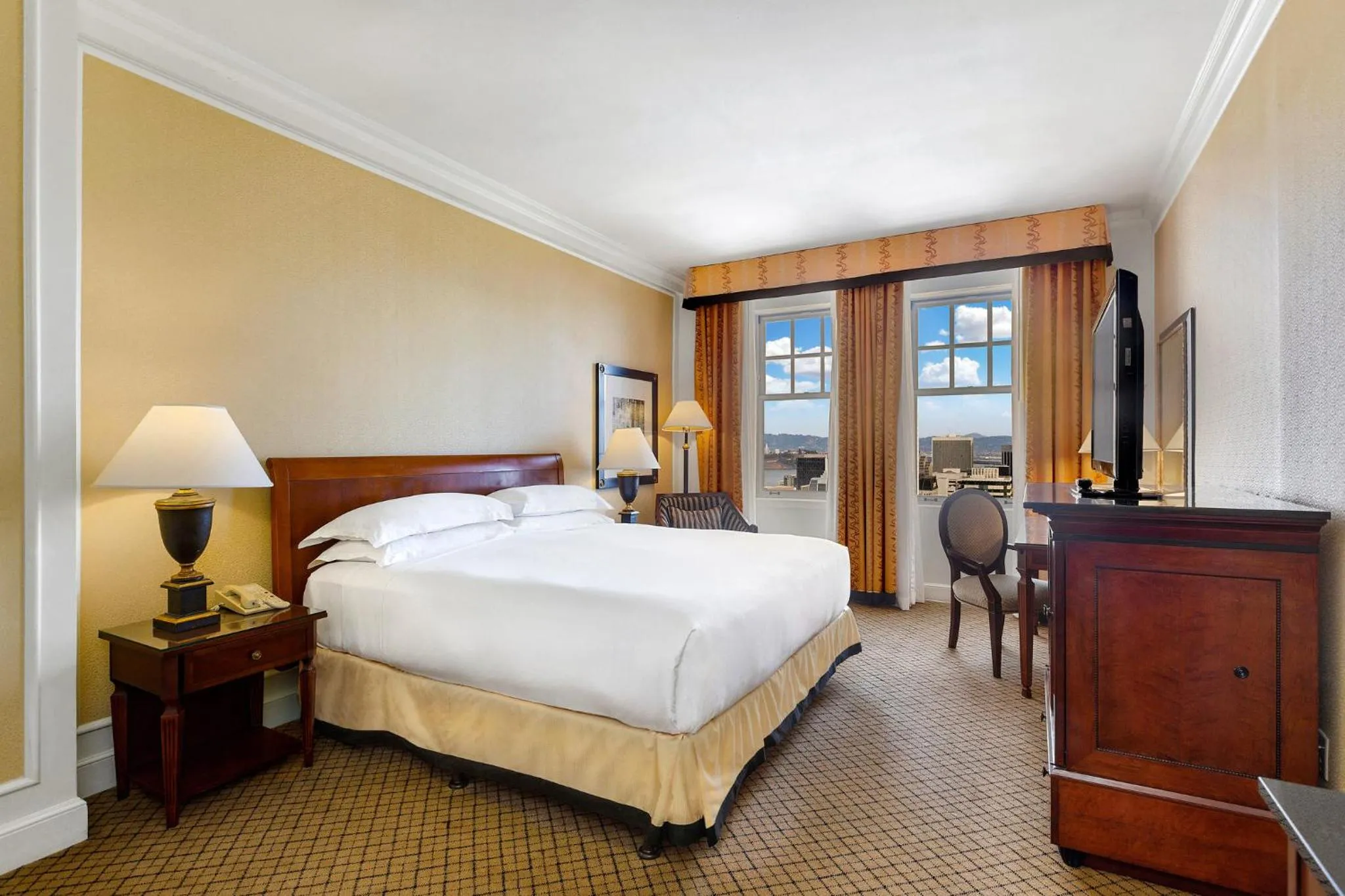 Photo of the whole room, Bed in InterContinental Mark Hopkins San Francisco by IHG