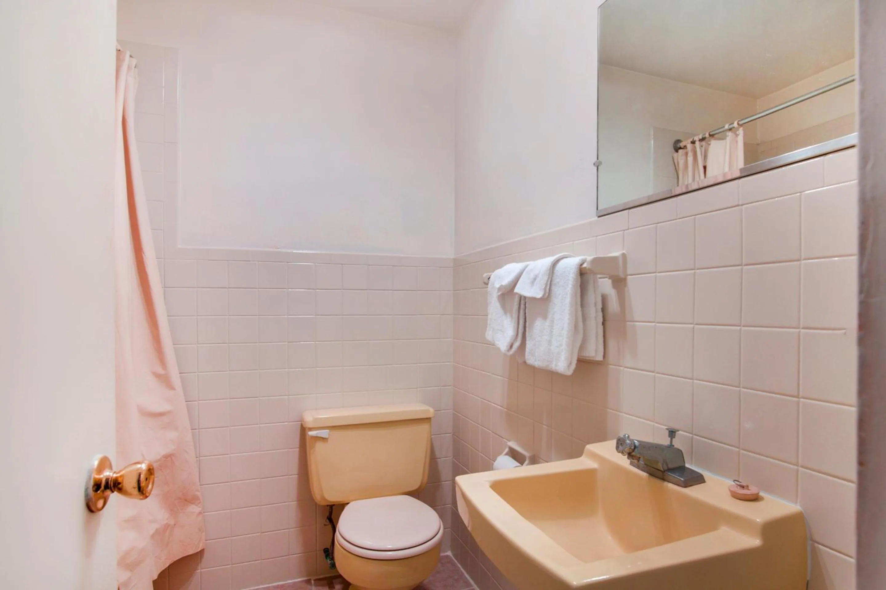 Bathroom in OYO Hotel Dalton PA I-81