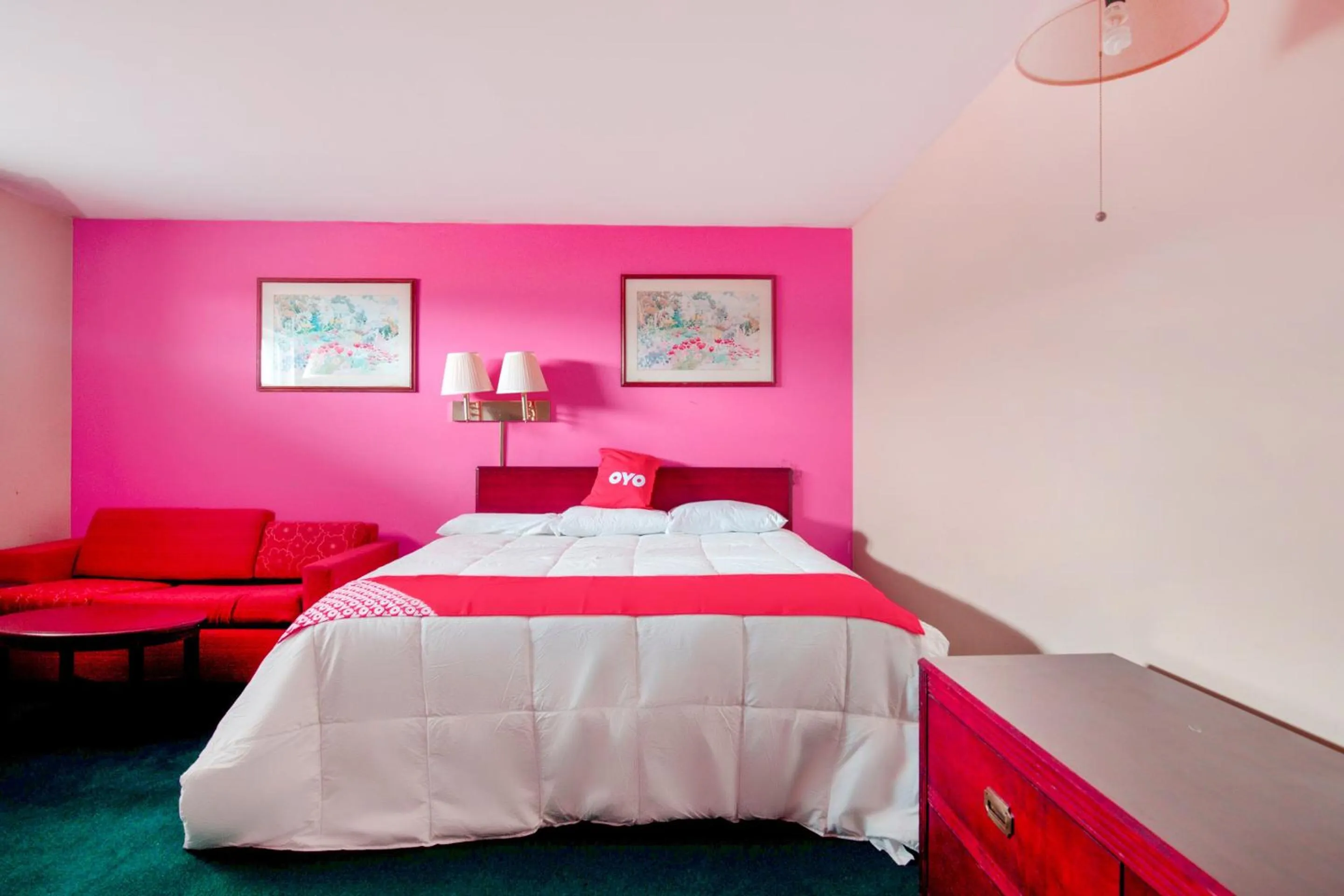 Bedroom in OYO Hotel Dalton PA I-81