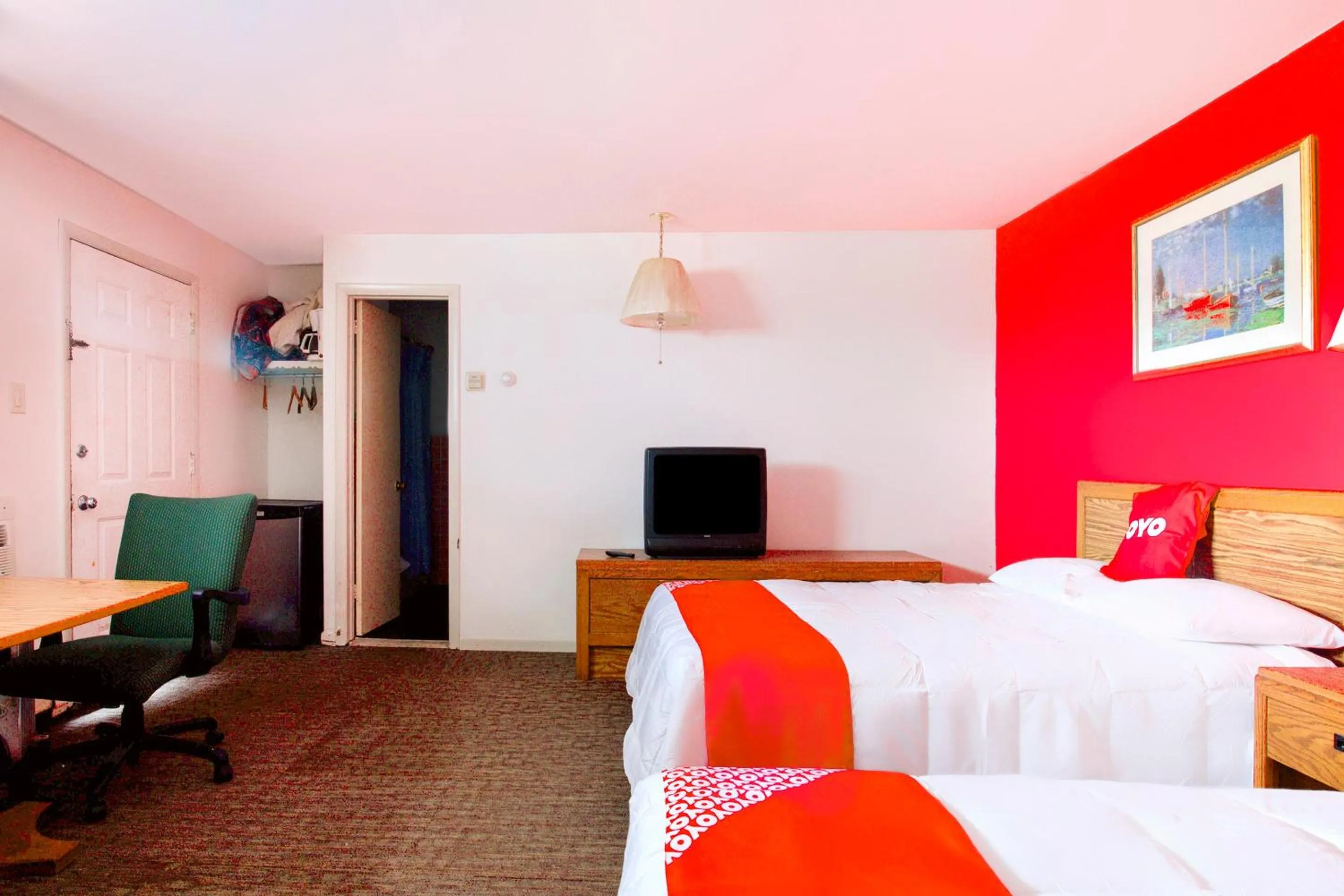 Bedroom in OYO Hotel Dalton PA I-81