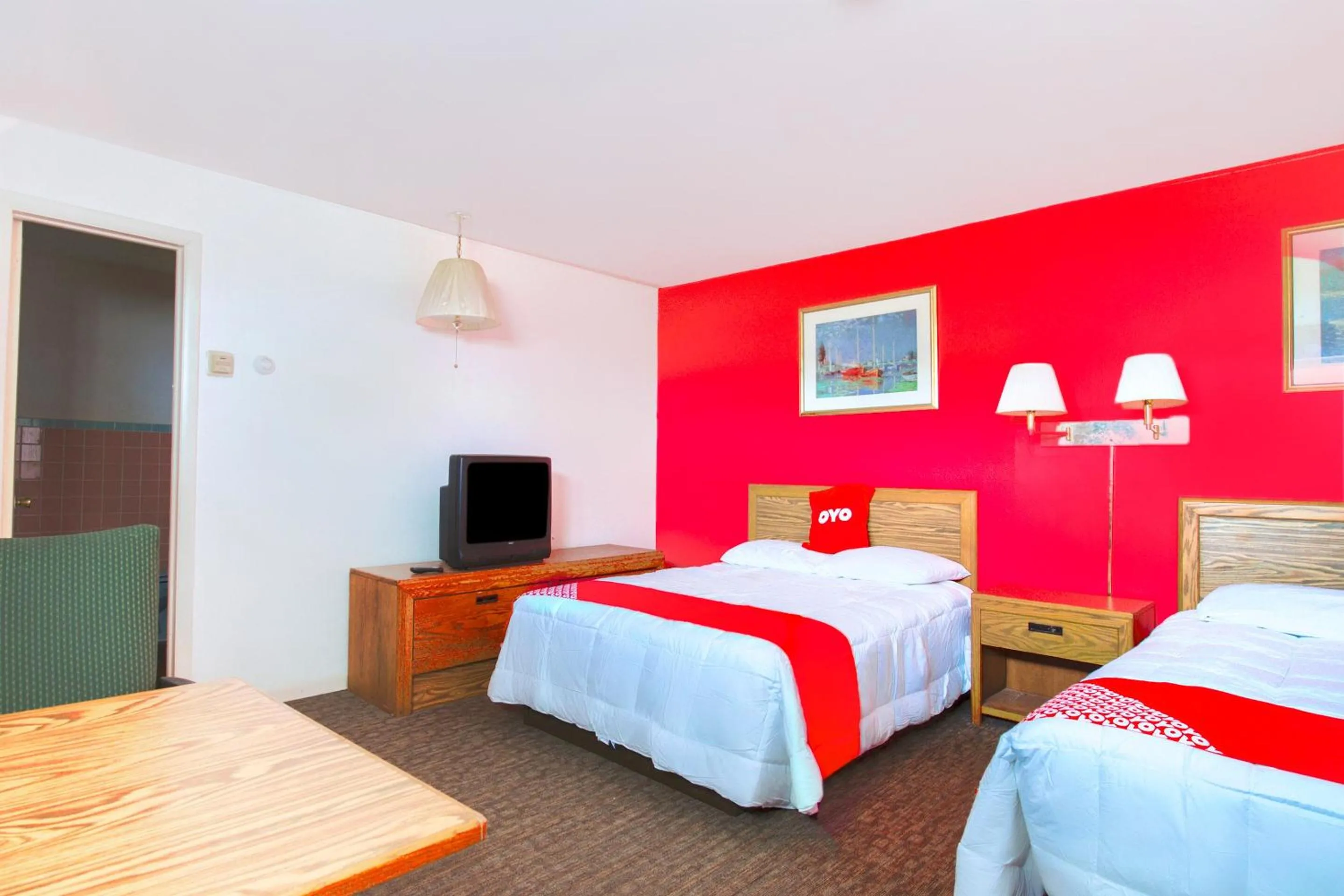 Bedroom in OYO Hotel Dalton PA I-81