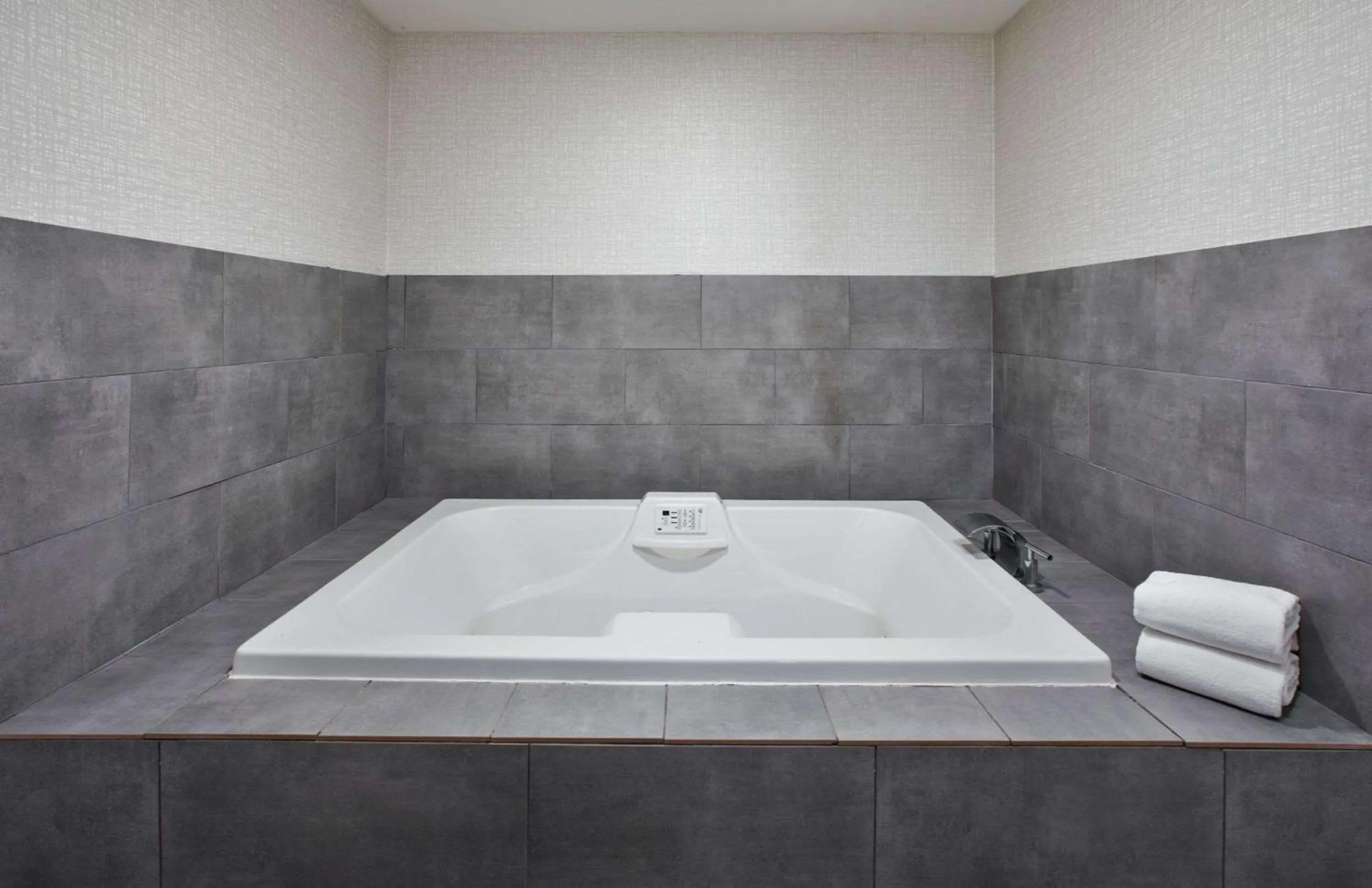 Bathroom in Hampton Inn Cincinnati Northwest Fairfield