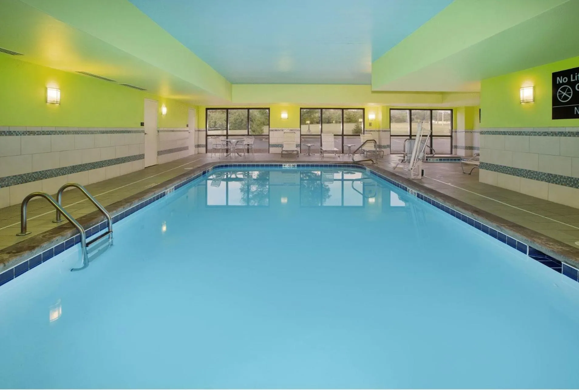 Swimming pool in Hampton Inn Cincinnati Northwest Fairfield