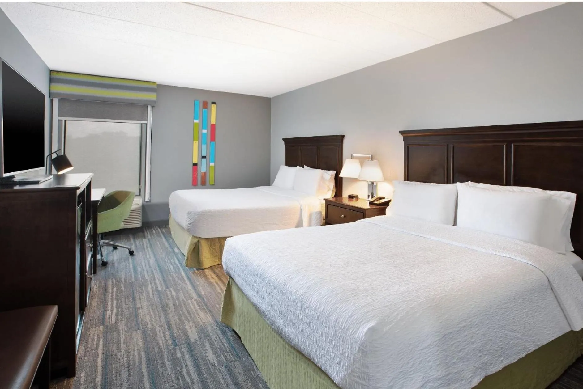 Guests, Bed in Hampton Inn Cincinnati Northwest Fairfield