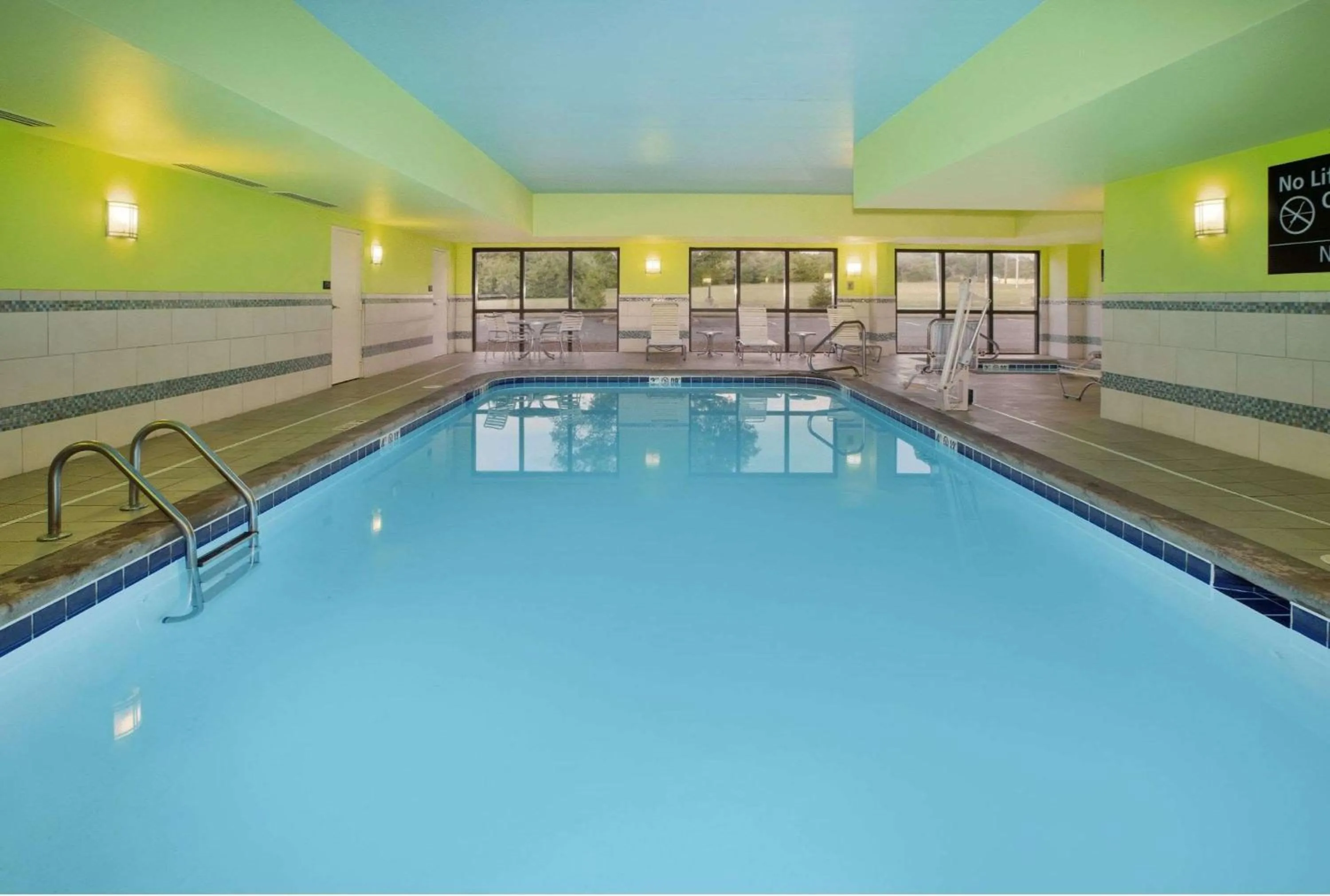 Pool view in Hampton Inn Cincinnati Northwest Fairfield