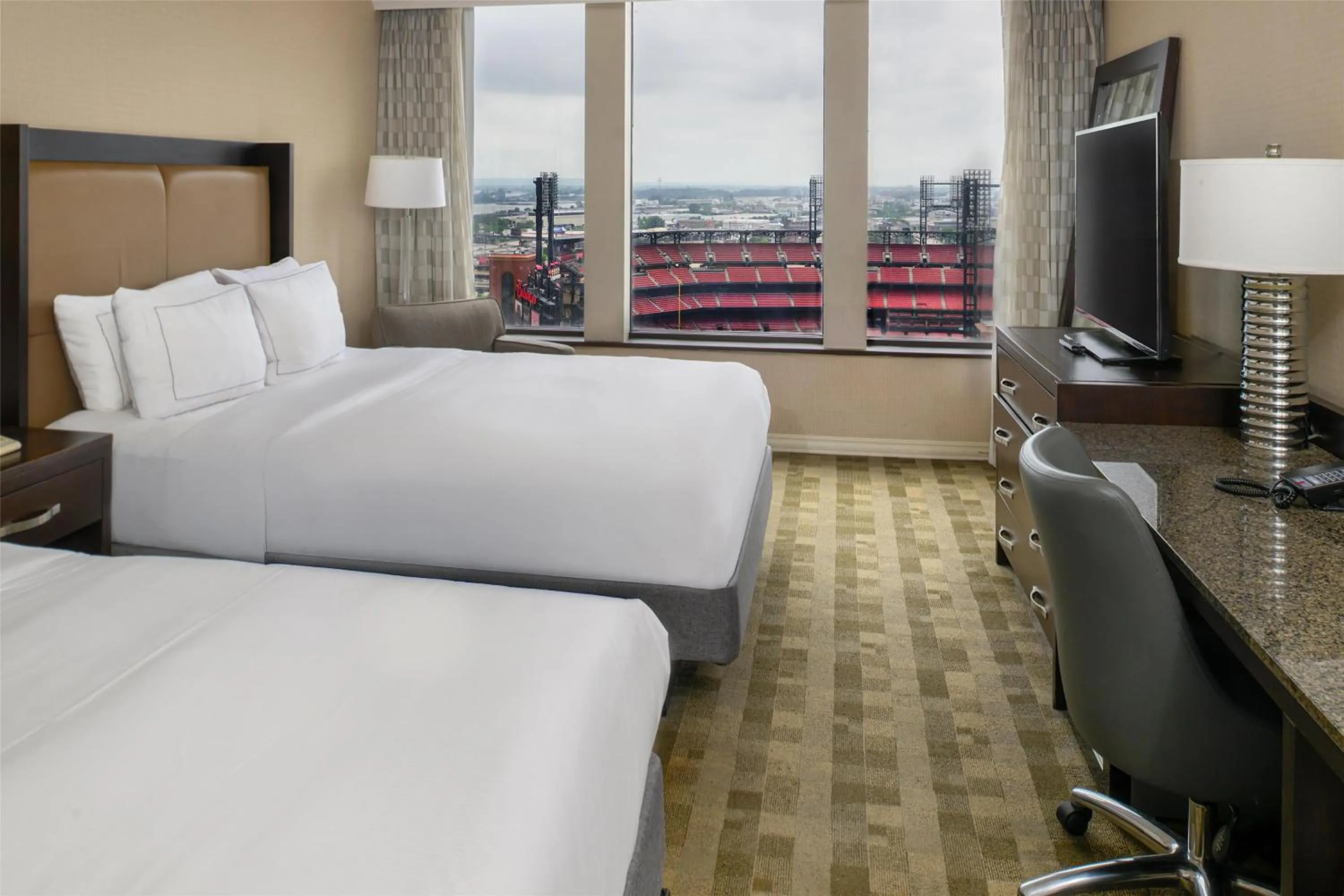 Bed in Hilton St. Louis at the Ballpark