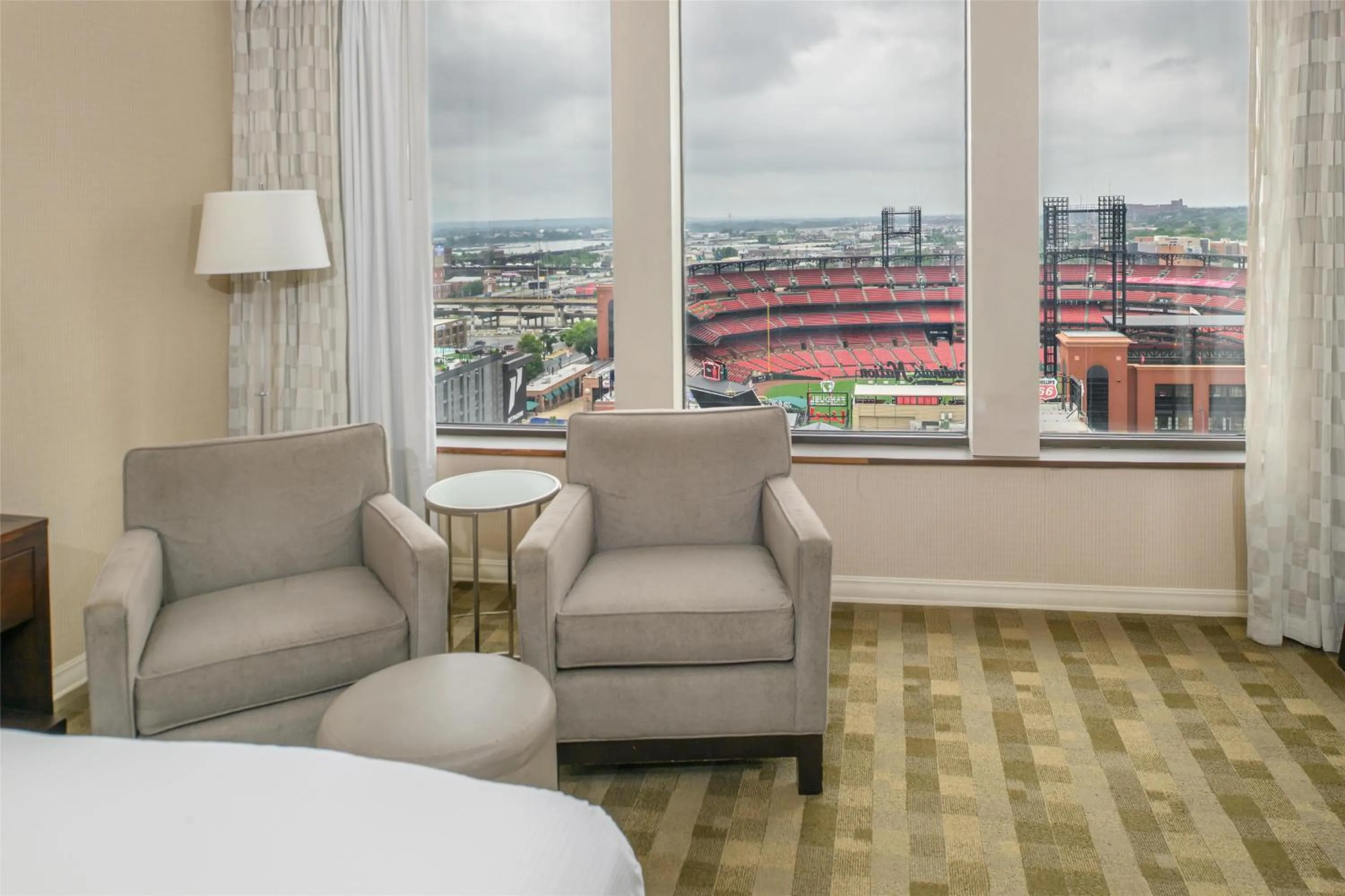 Bed in Hilton St. Louis at the Ballpark