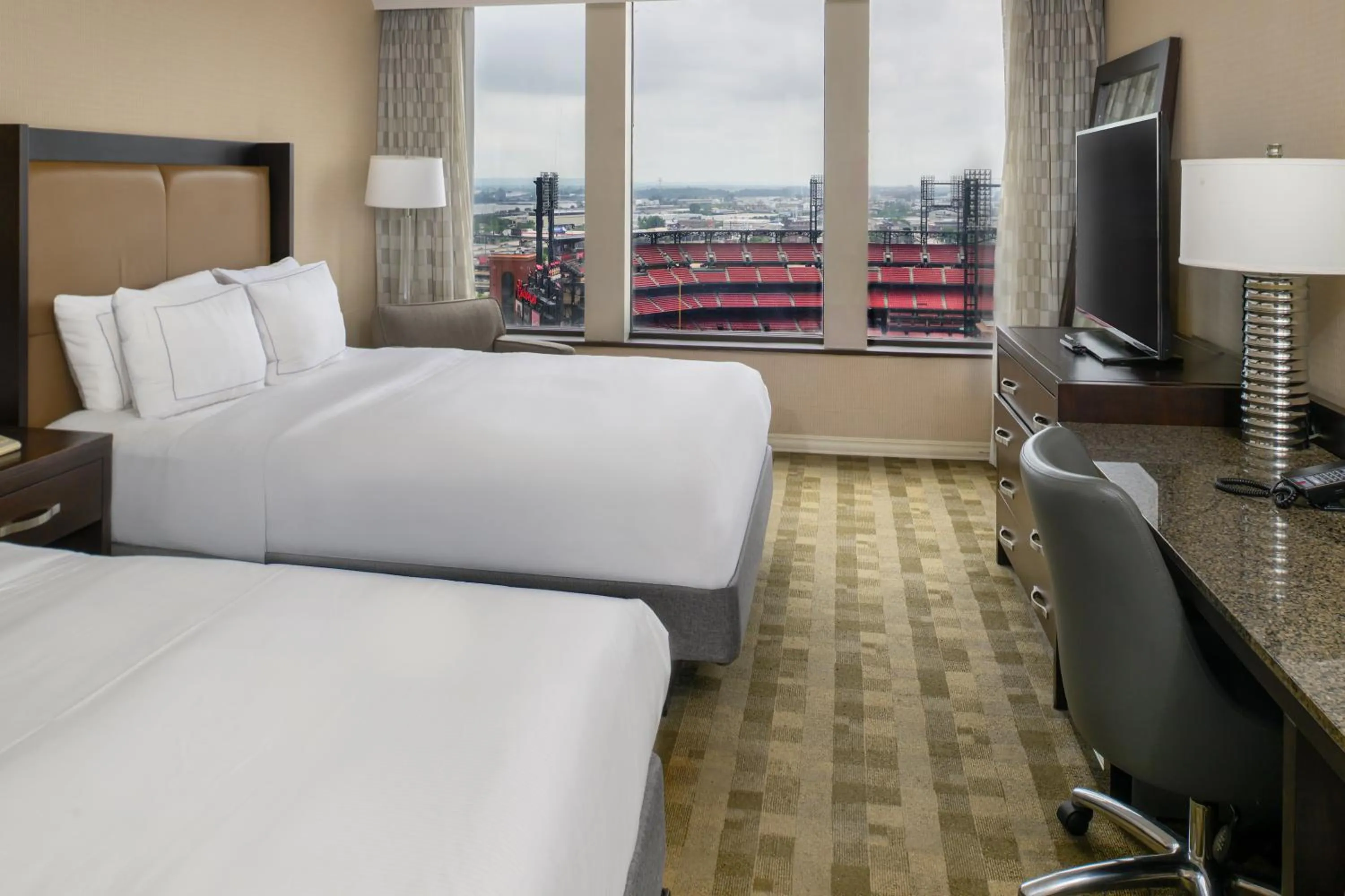 Bedroom, Bed in Hilton St. Louis at the Ballpark