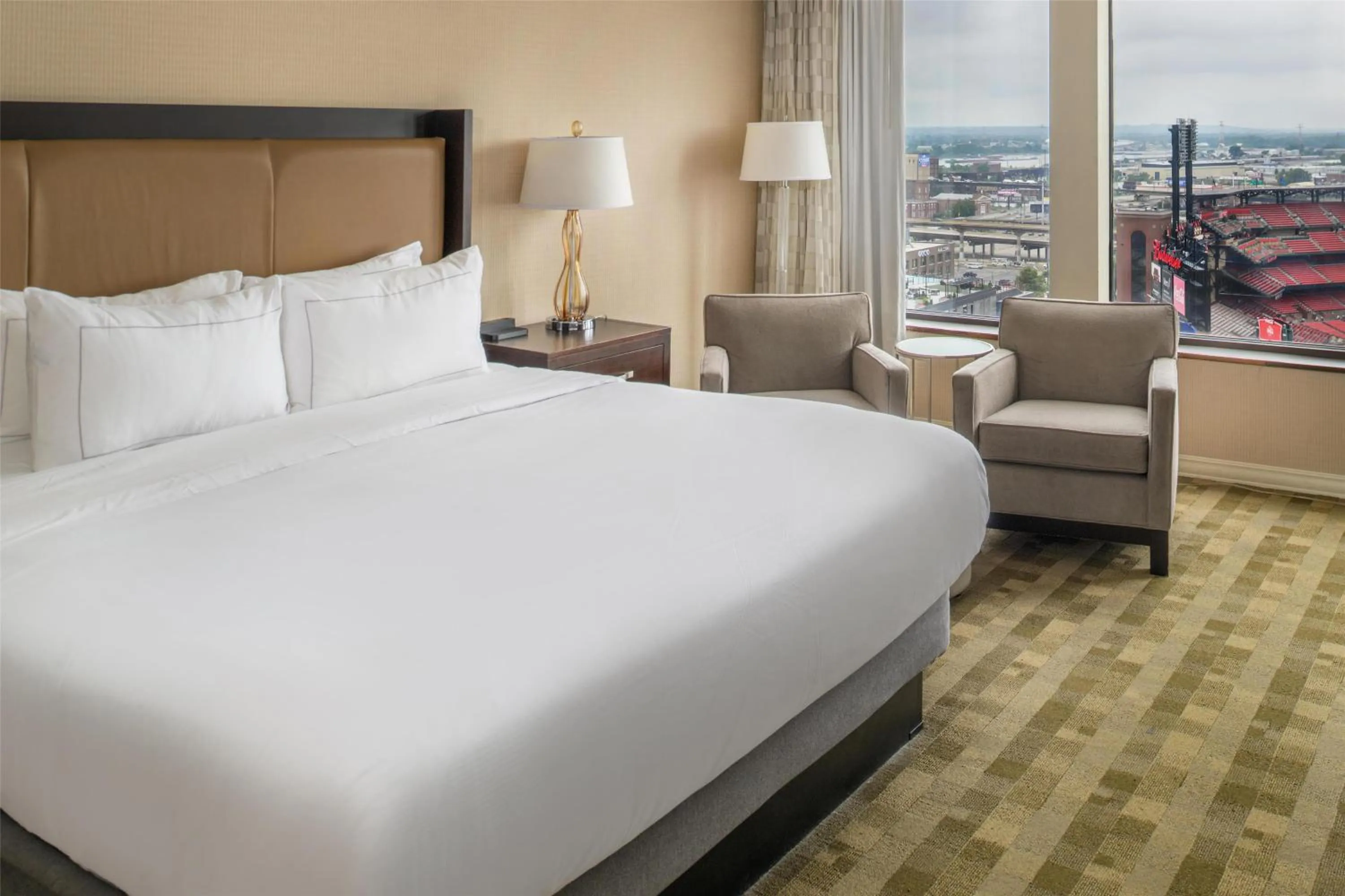 Bed in Hilton St. Louis at the Ballpark