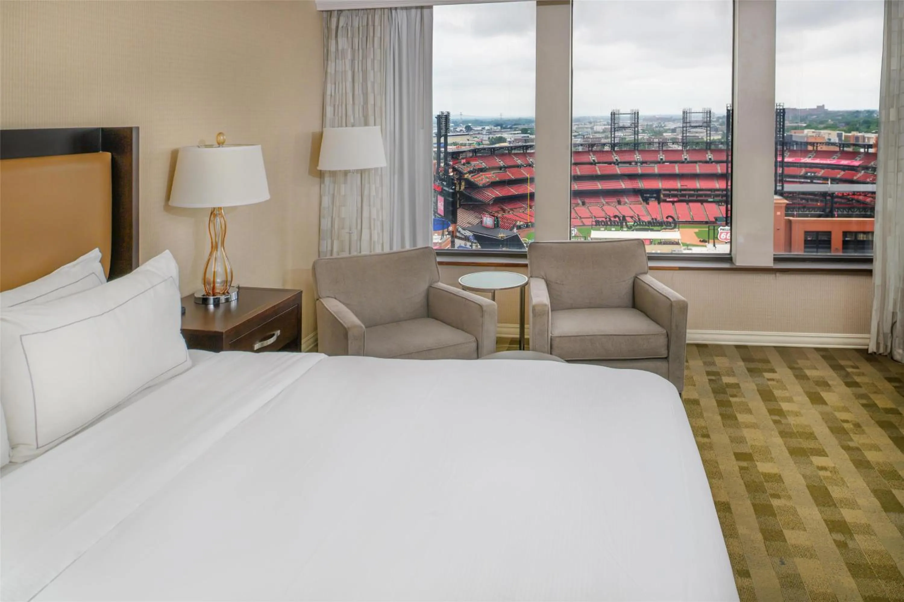 Bed in Hilton St. Louis at the Ballpark