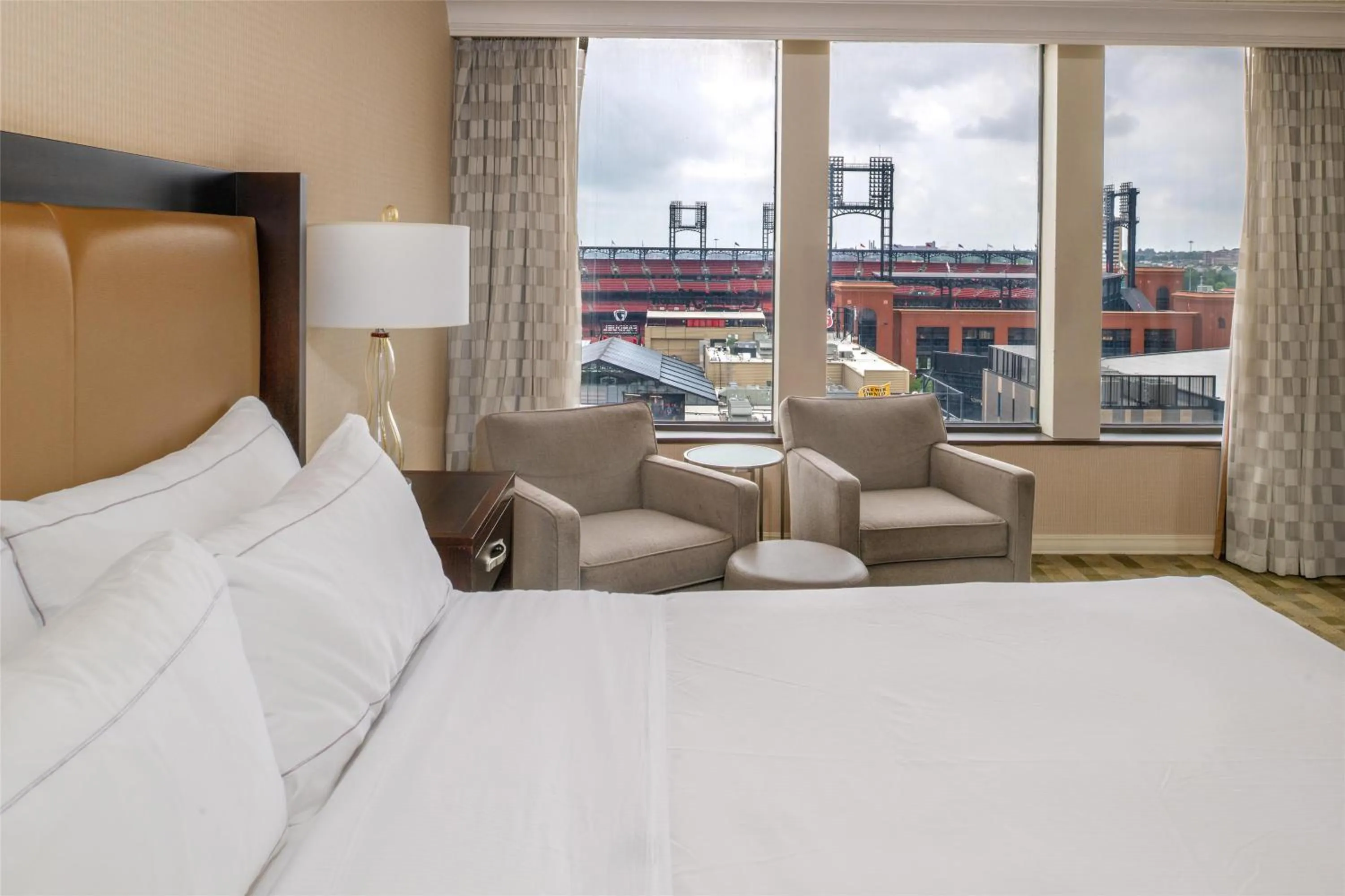 Bed in Hilton St. Louis at the Ballpark