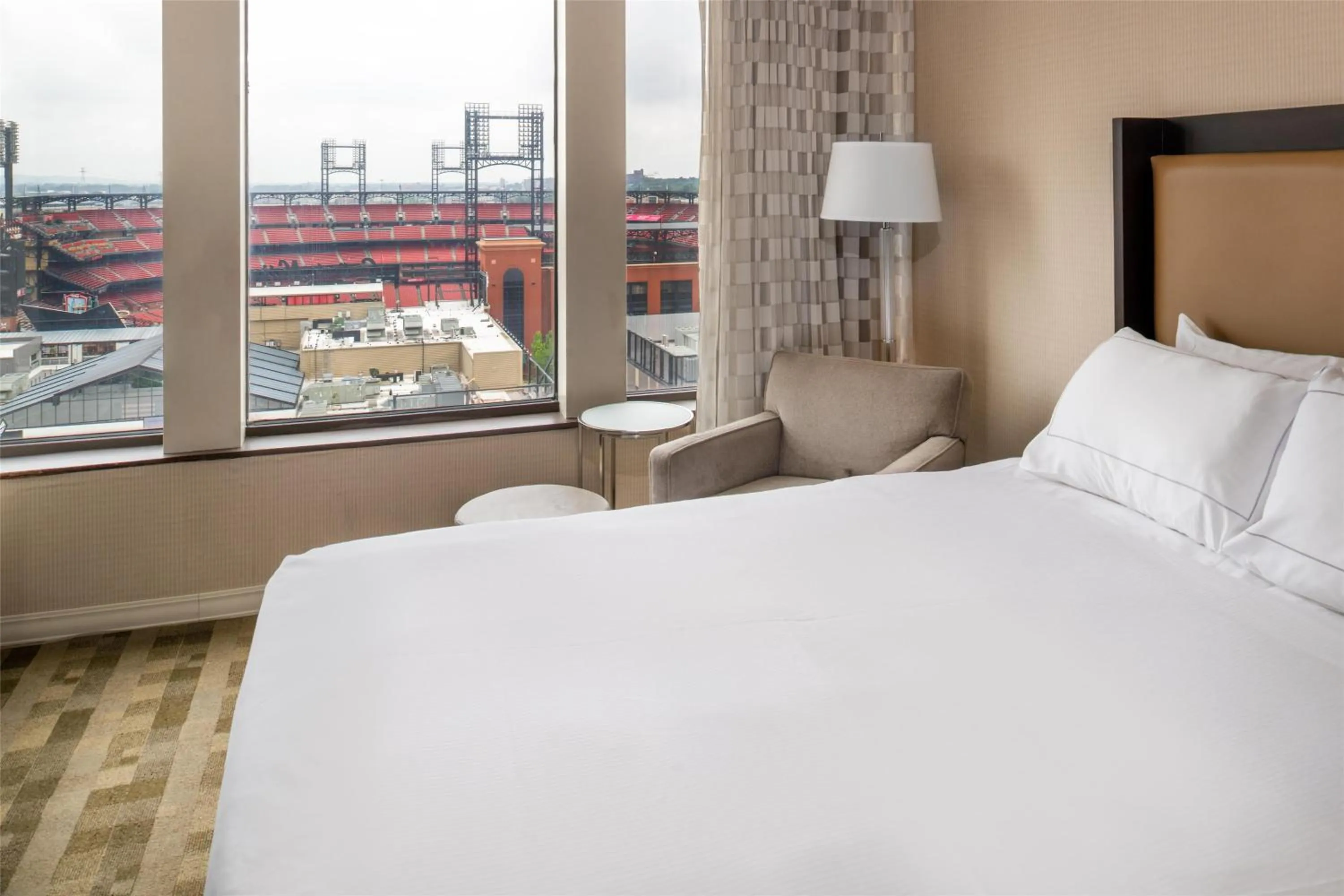 Bed in Hilton St. Louis at the Ballpark