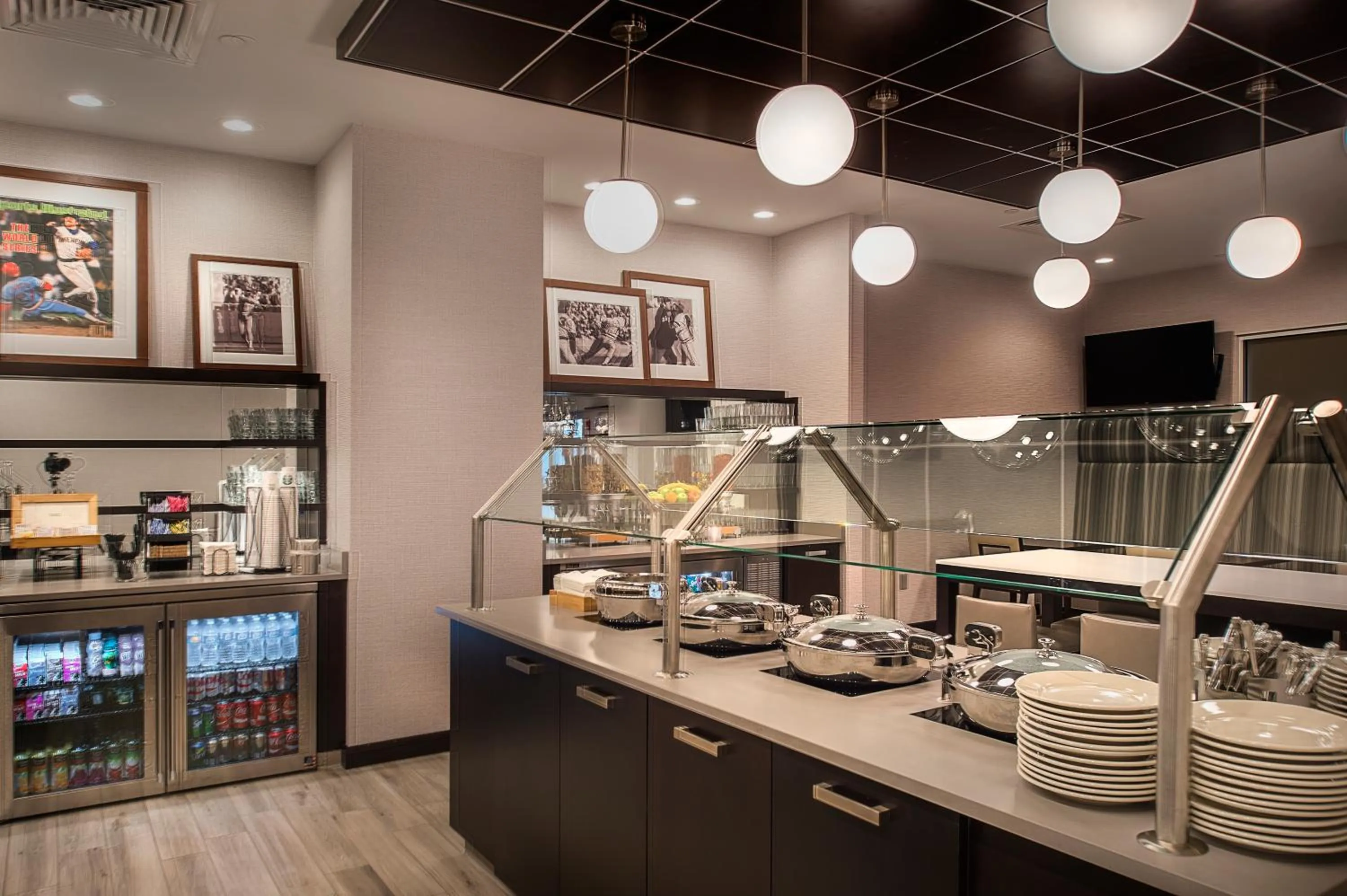 Lounge or bar in Hilton St. Louis at the Ballpark