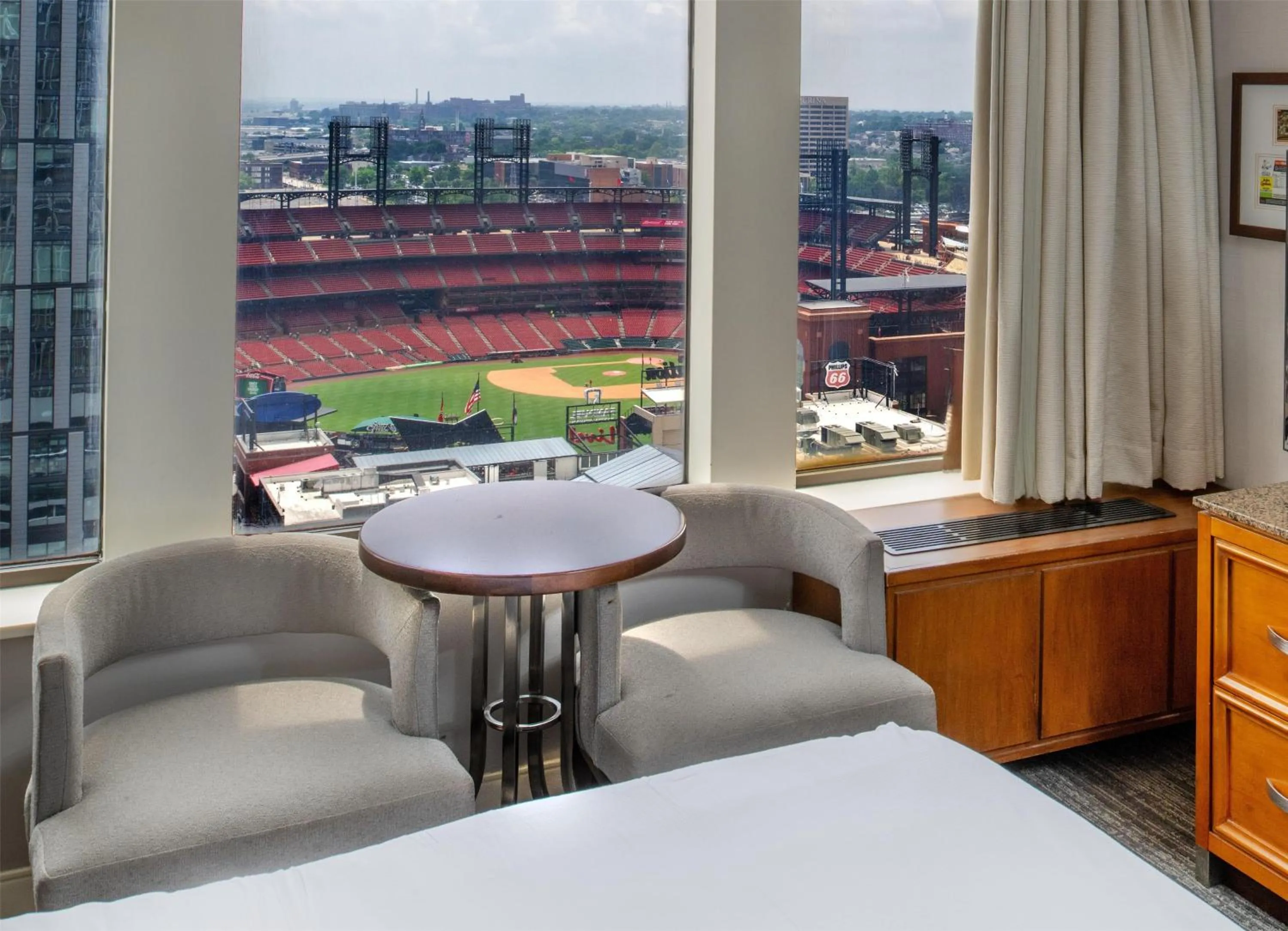 Bed in Hilton St. Louis at the Ballpark