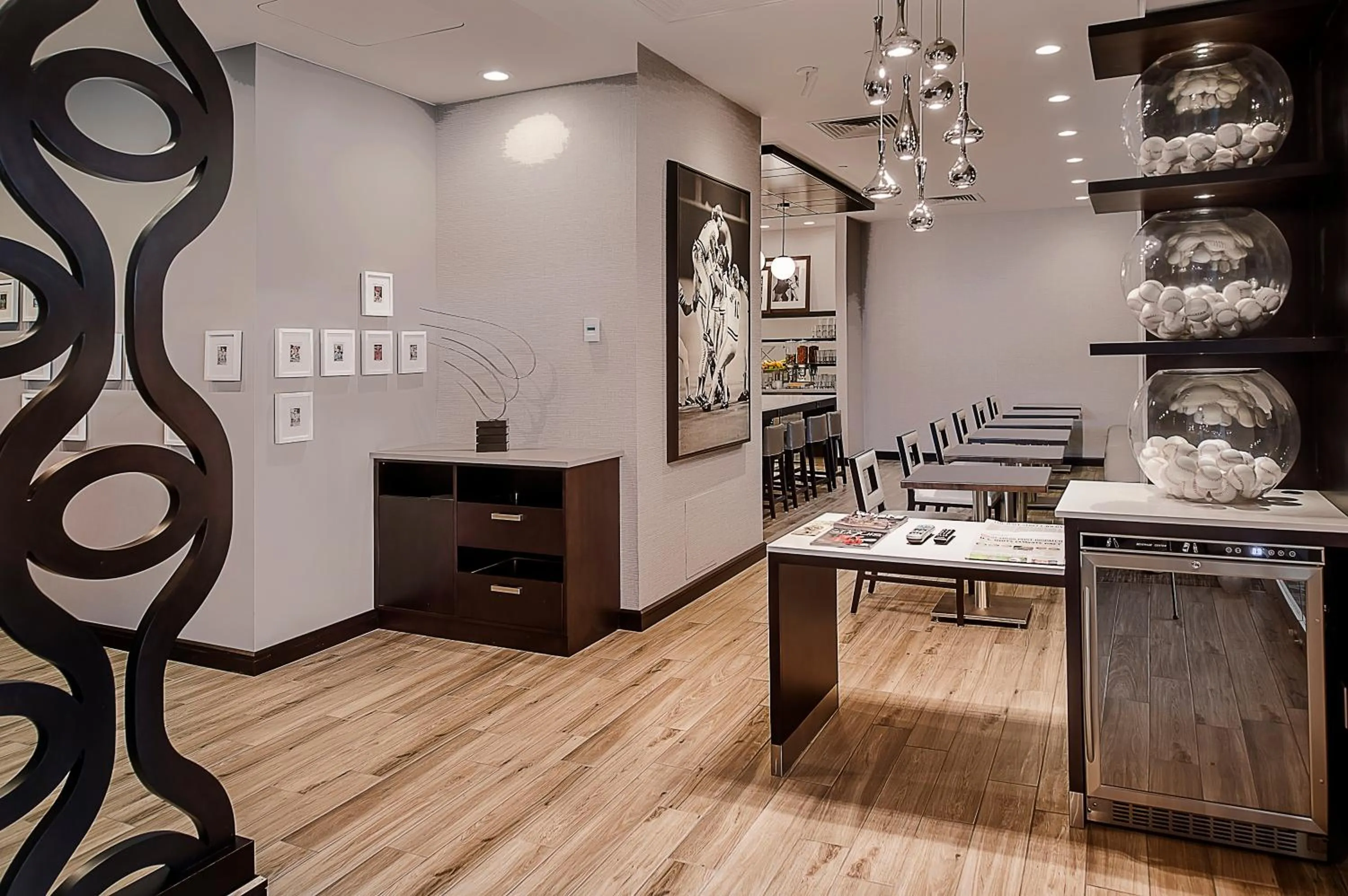 Lounge or bar in Hilton St. Louis at the Ballpark