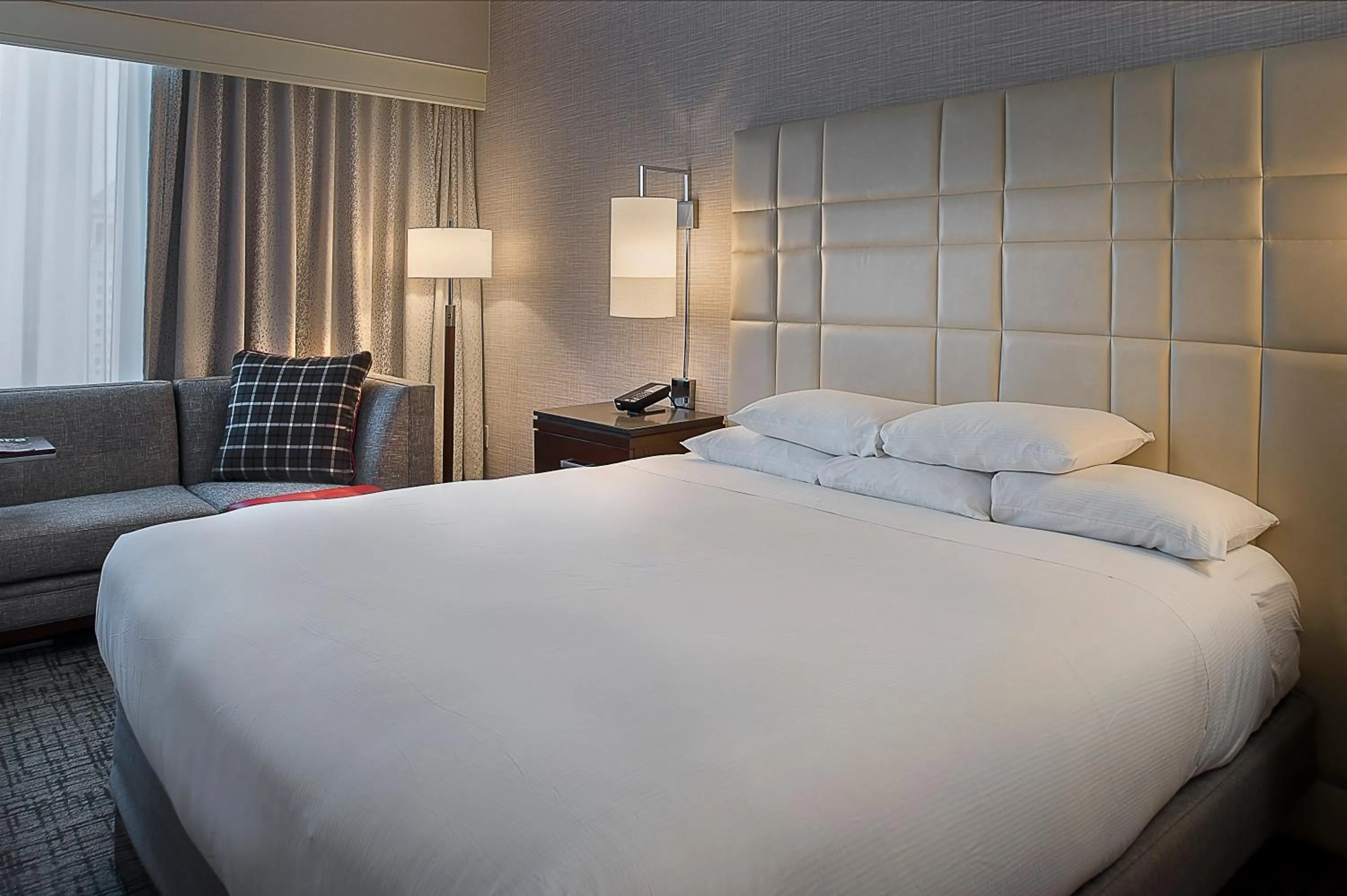 Bed in Hilton St. Louis at the Ballpark