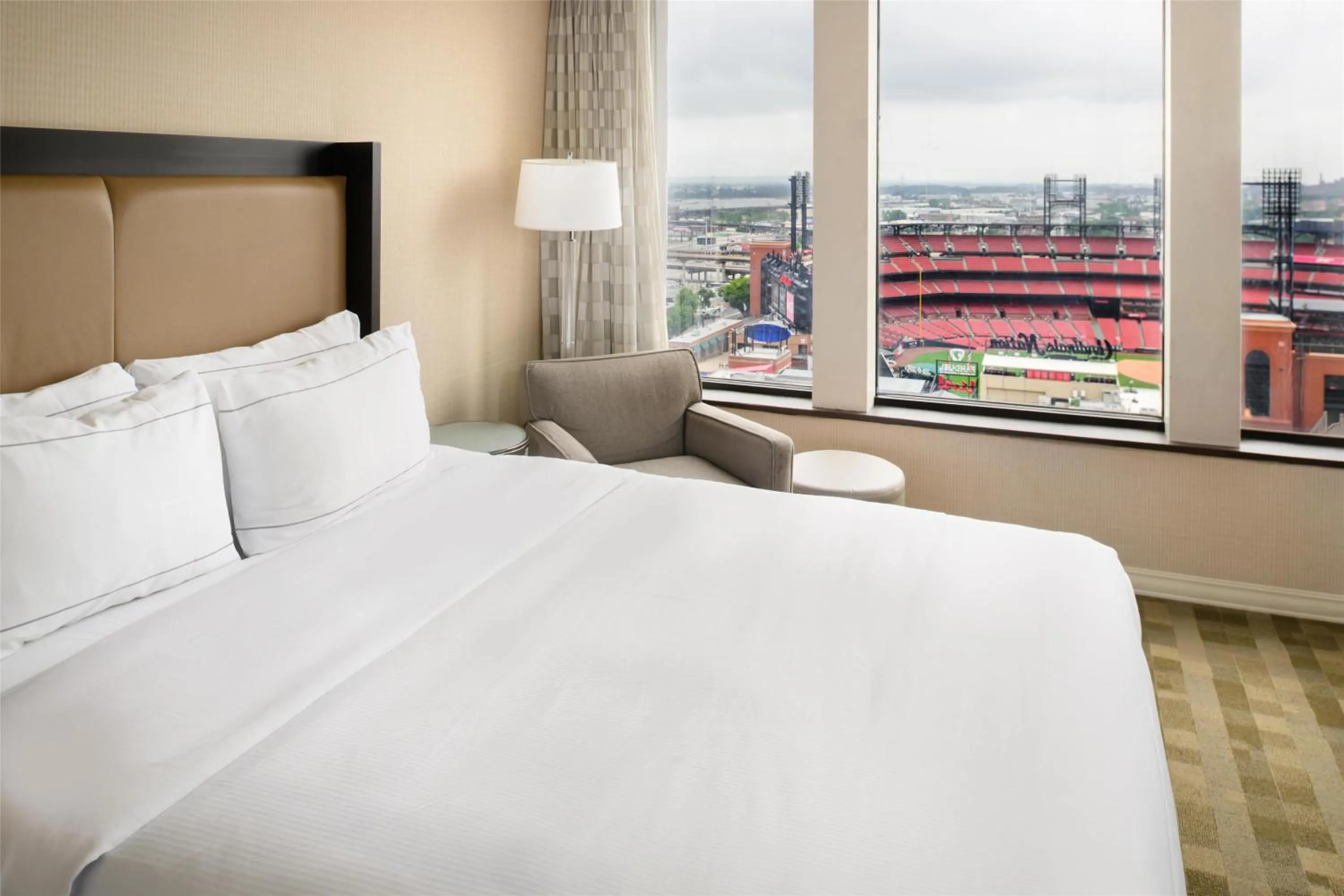 Bed in Hilton St. Louis at the Ballpark