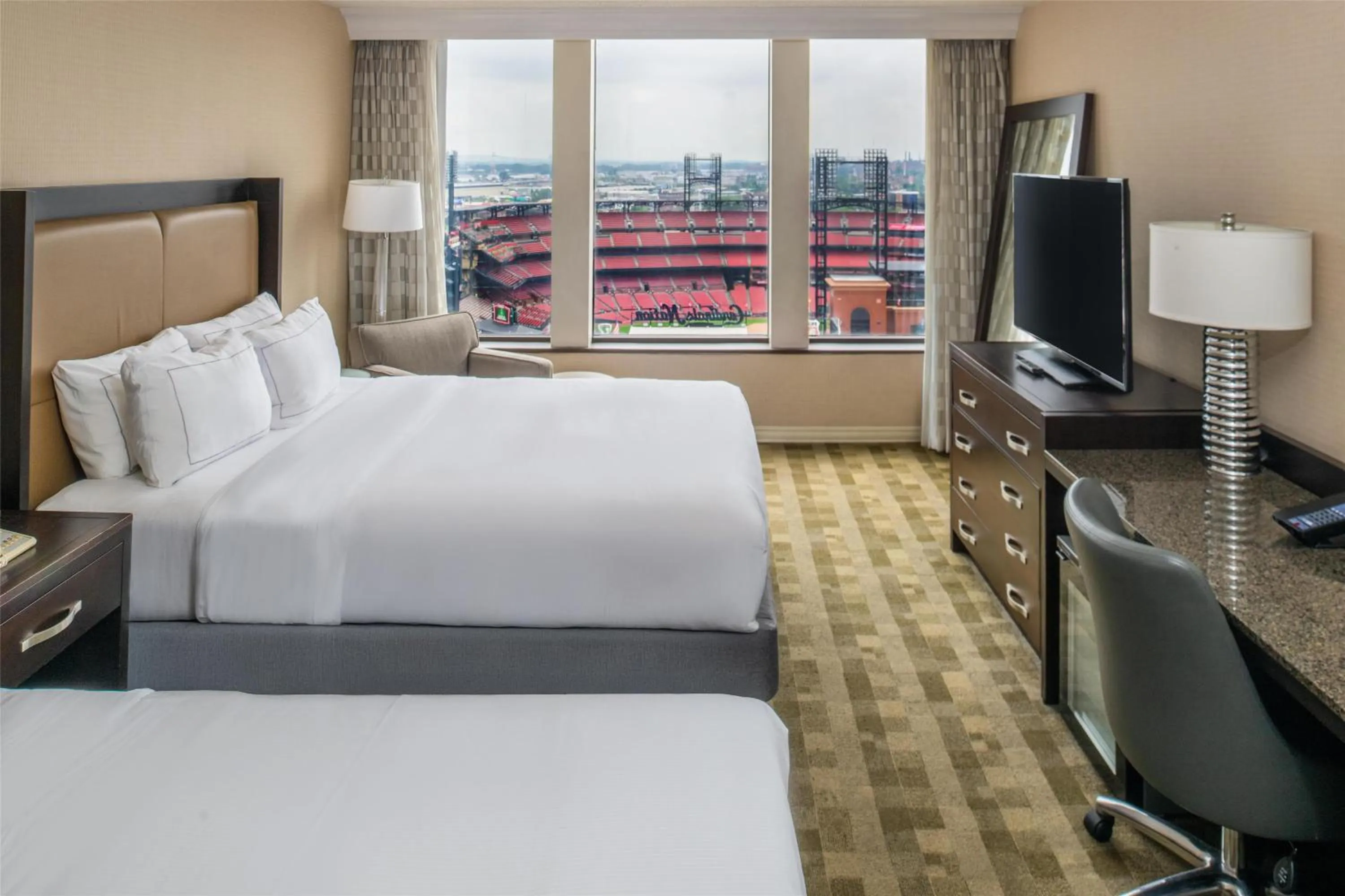 Bed in Hilton St. Louis at the Ballpark