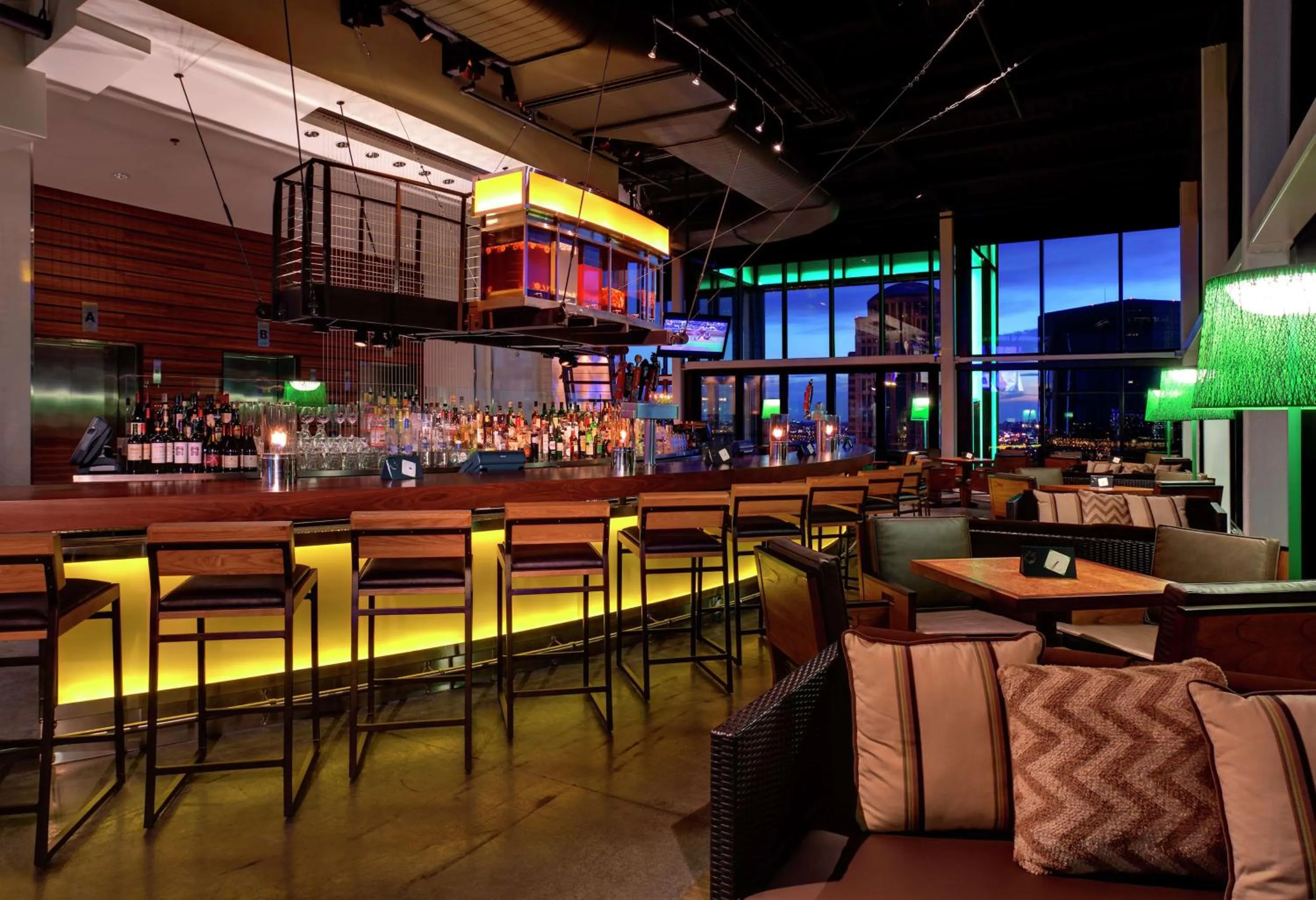 Lounge or bar in Hilton St. Louis at the Ballpark