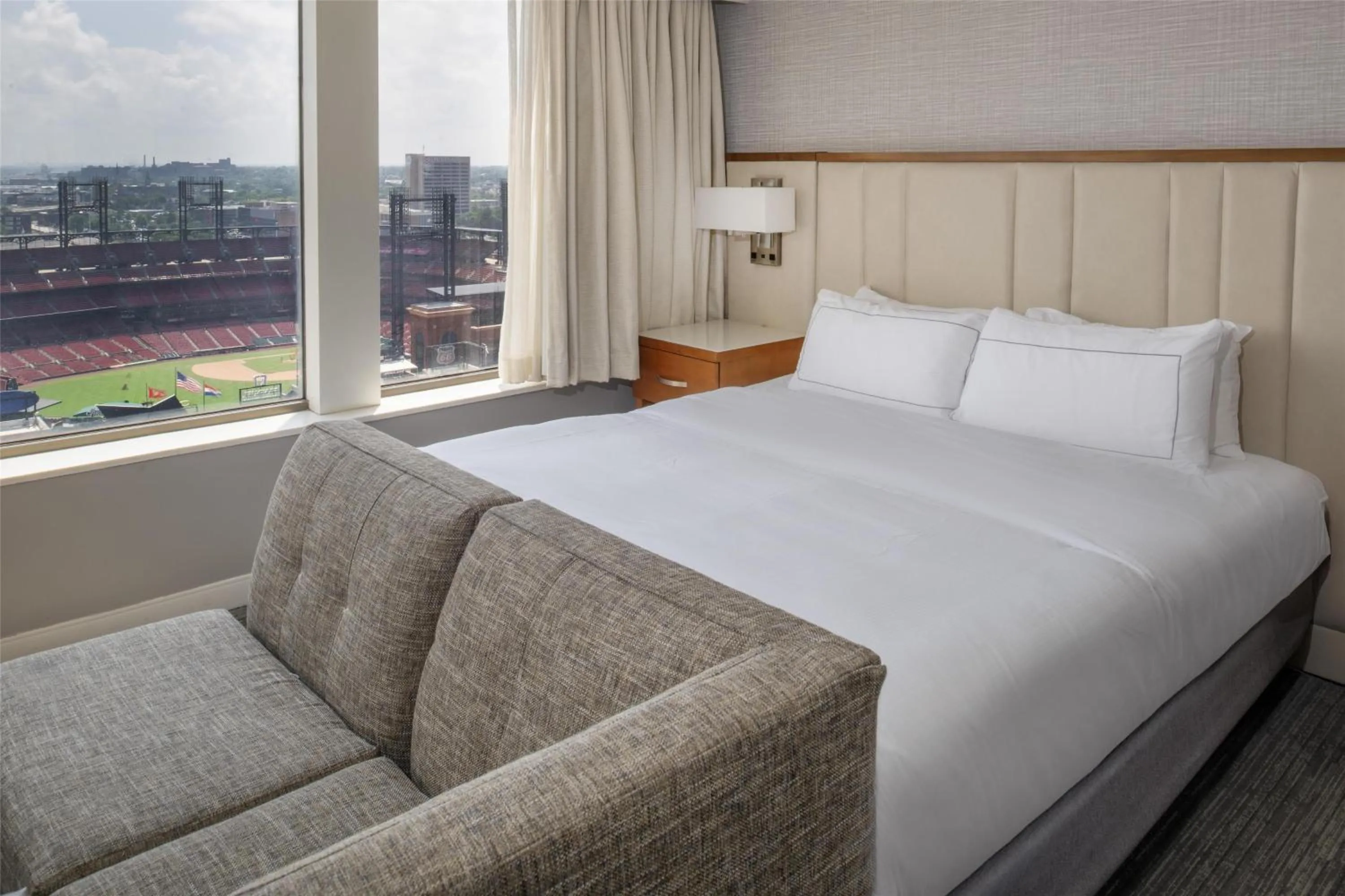 Living room, Bed in Hilton St. Louis at the Ballpark