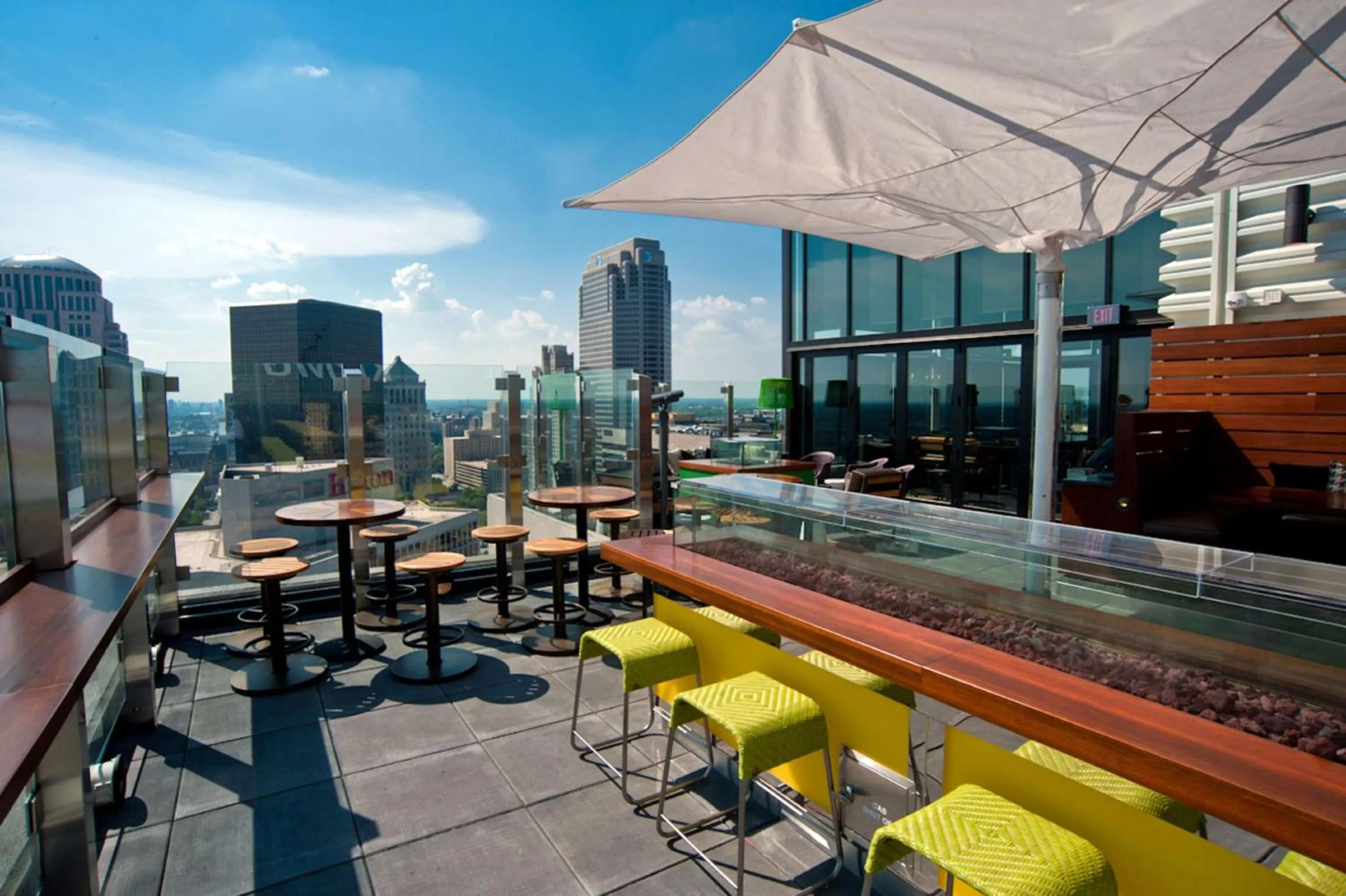Lounge or bar in Hilton St. Louis at the Ballpark