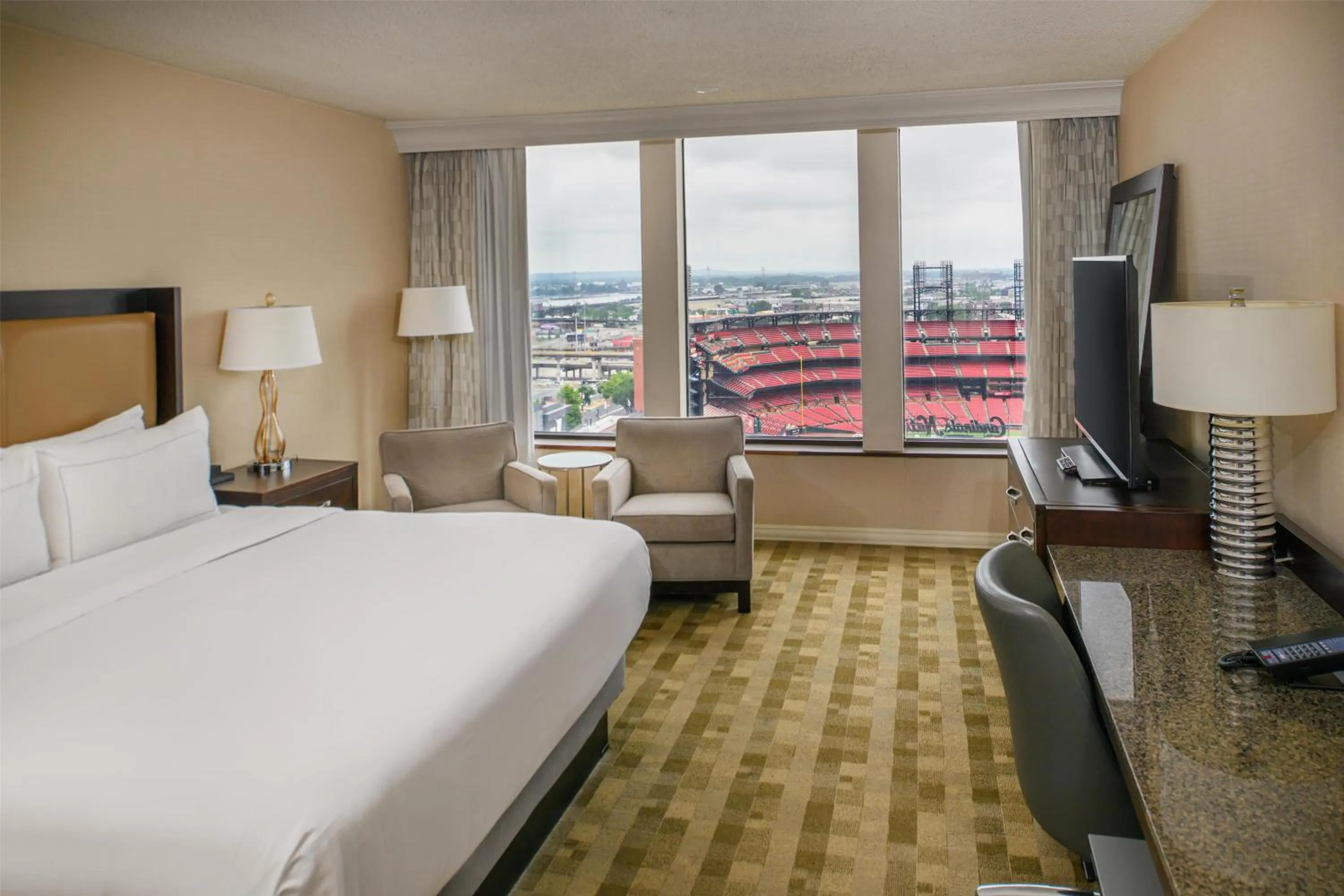 Bed in Hilton St. Louis at the Ballpark