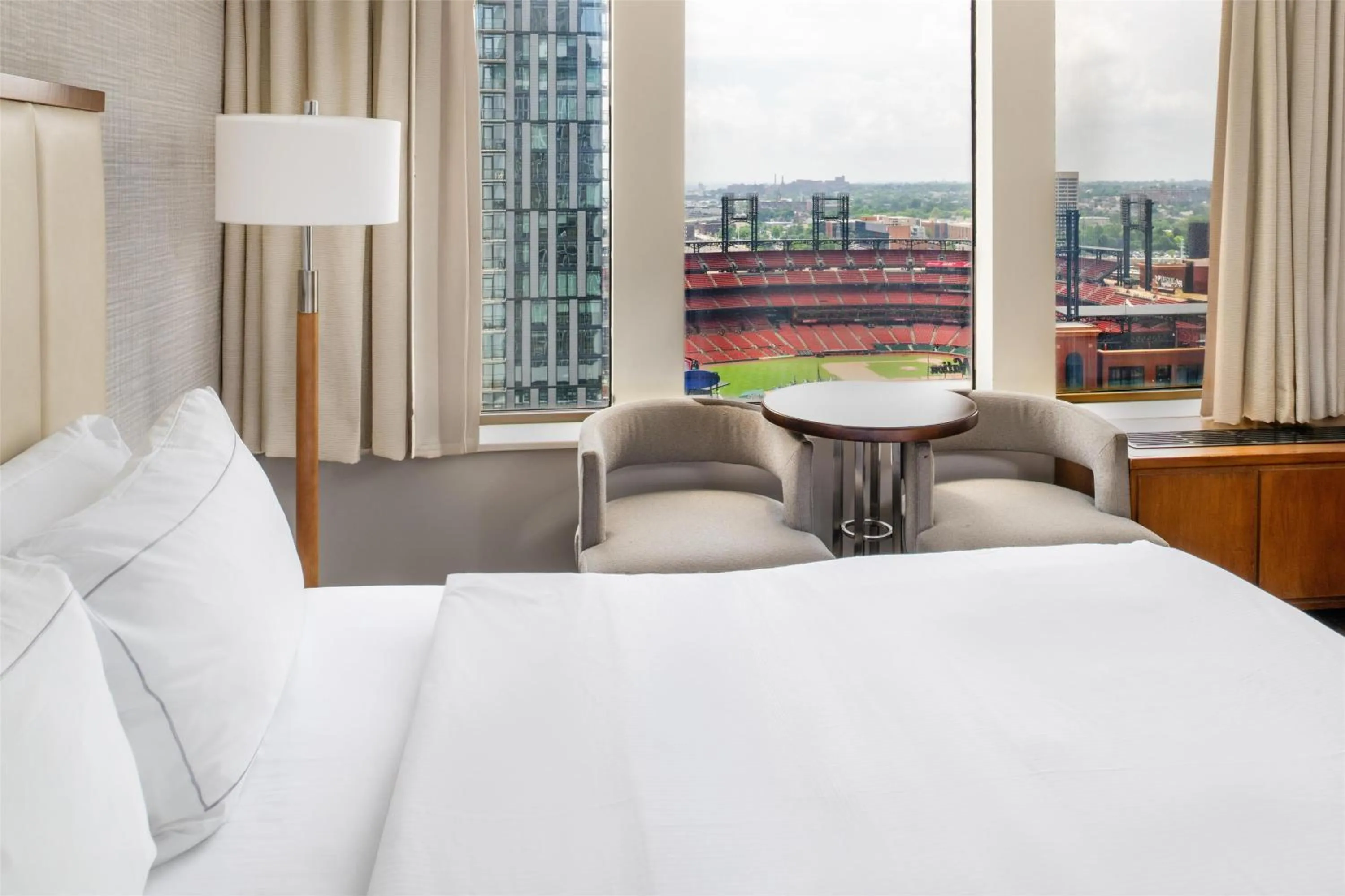 Bed in Hilton St. Louis at the Ballpark