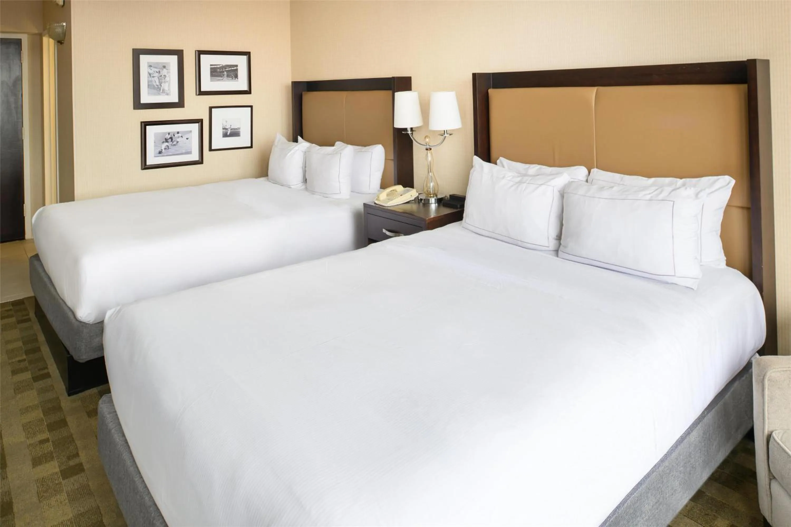 Bed in Hilton St. Louis at the Ballpark