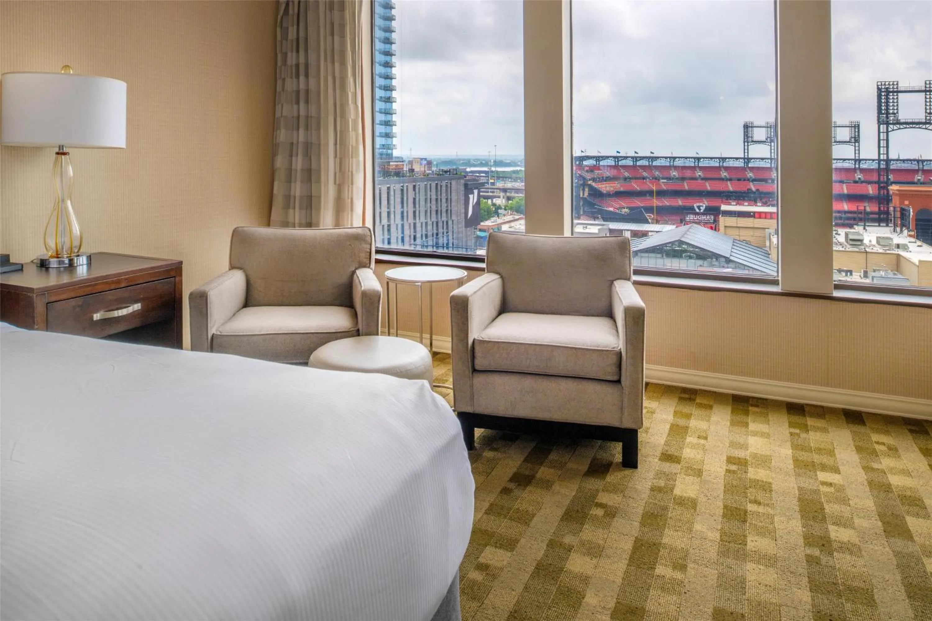 Bed in Hilton St. Louis at the Ballpark