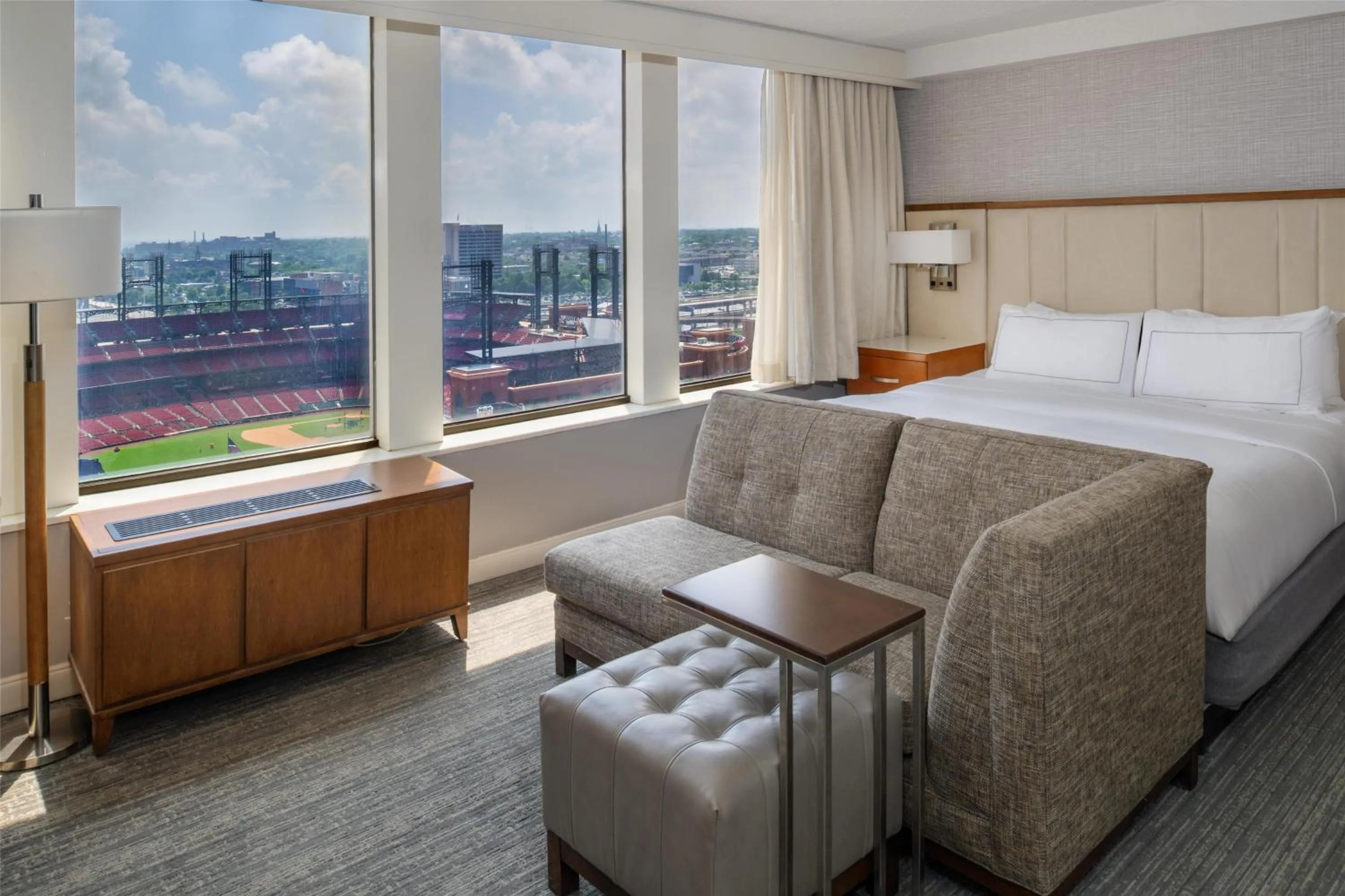 Living room, Bed in Hilton St. Louis at the Ballpark