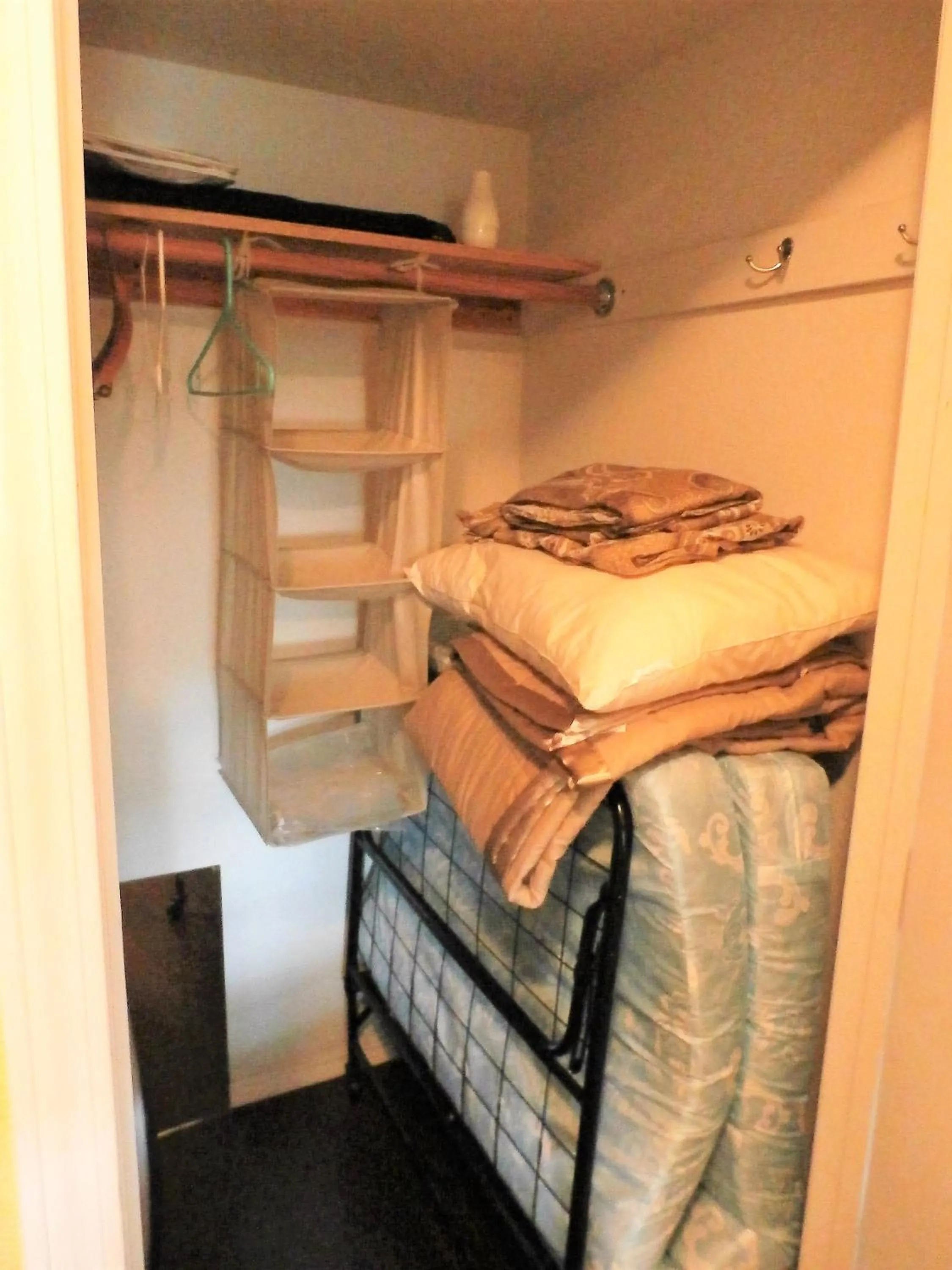 Bed in Charming Downstairs Unit