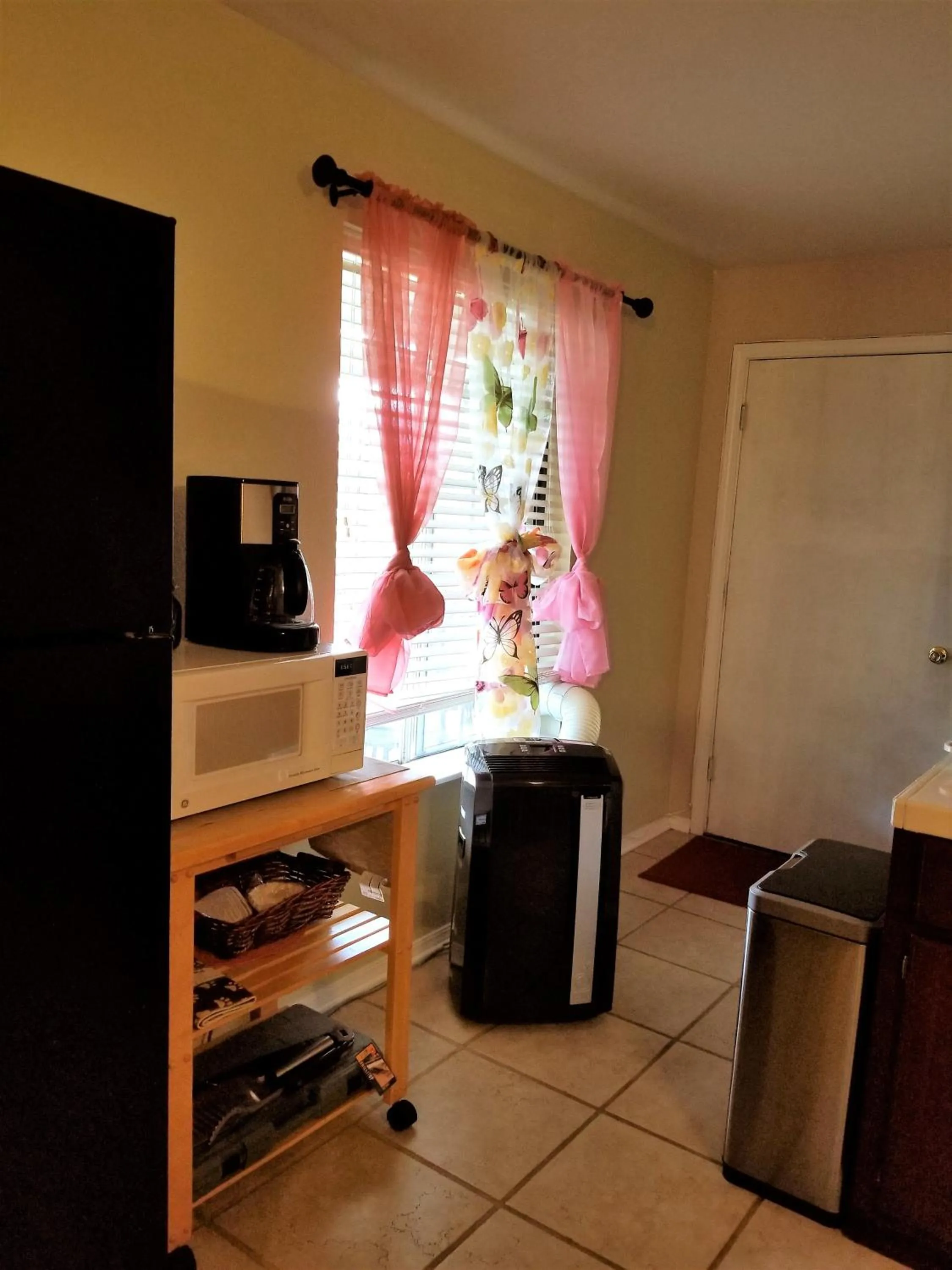 Coffee/tea facilities in Charming Downstairs Unit