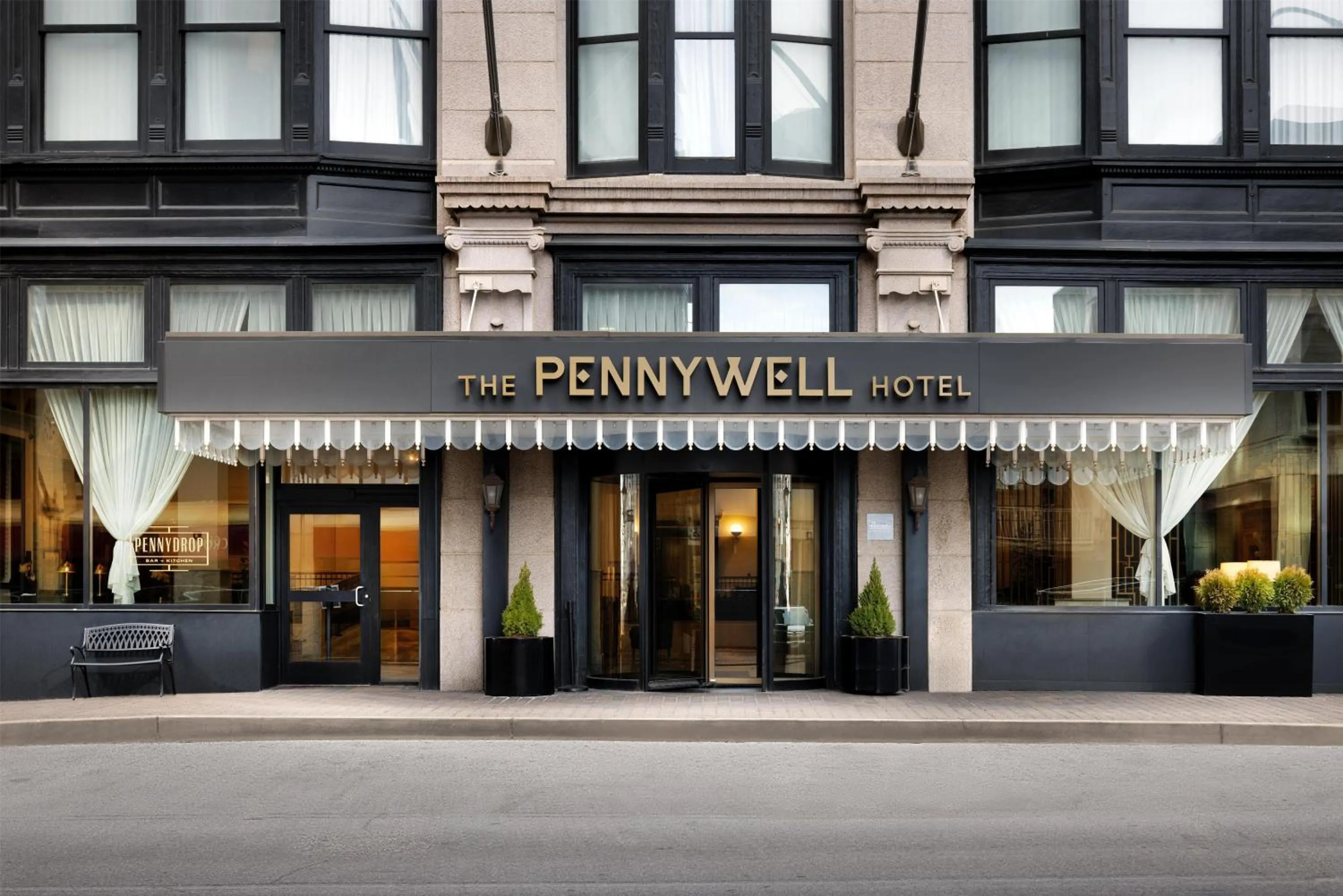 Property building in Hilton Pennywell St Louis at the Arch