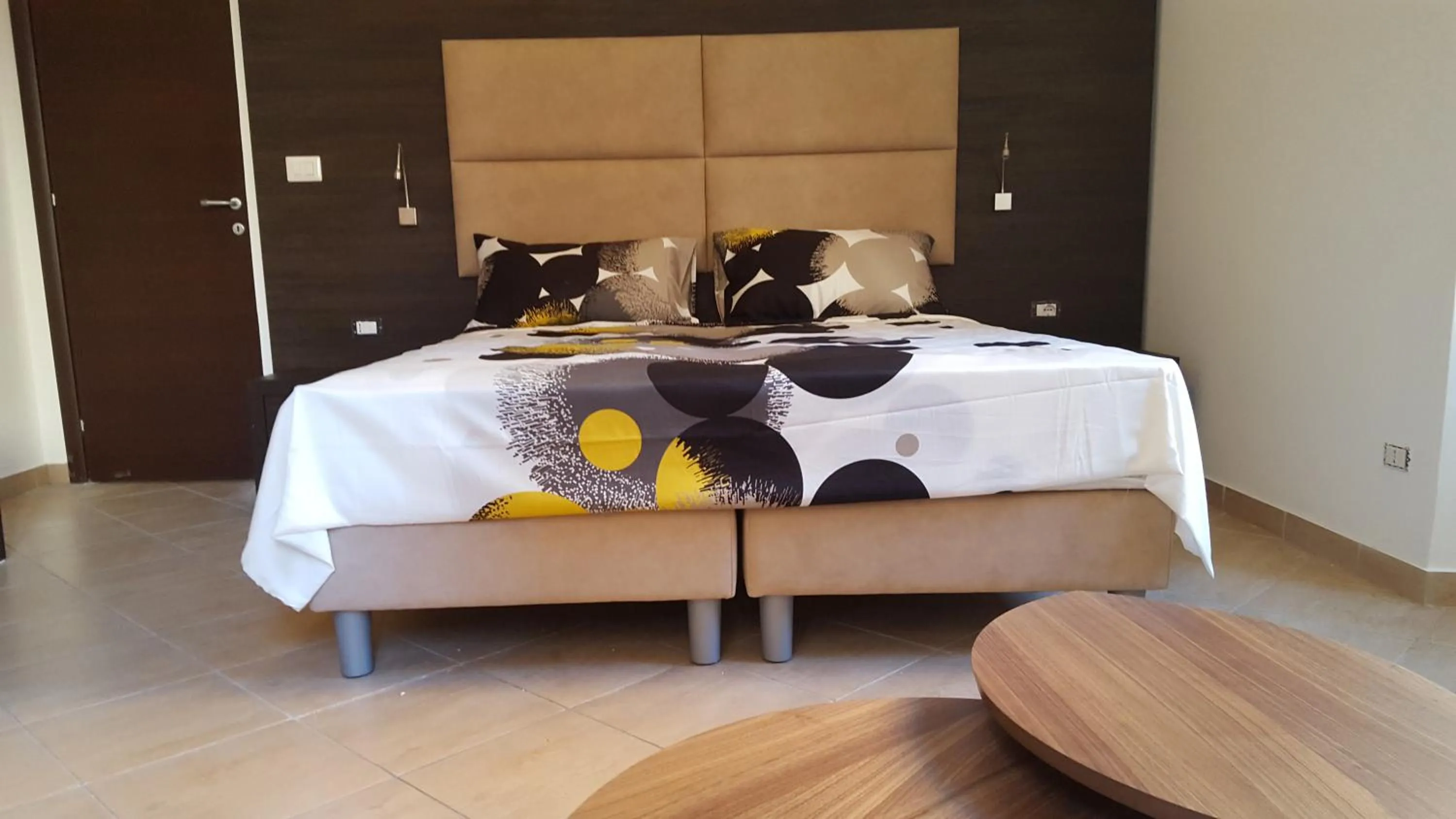 Bedroom, Bed in Una Finestra su Monti