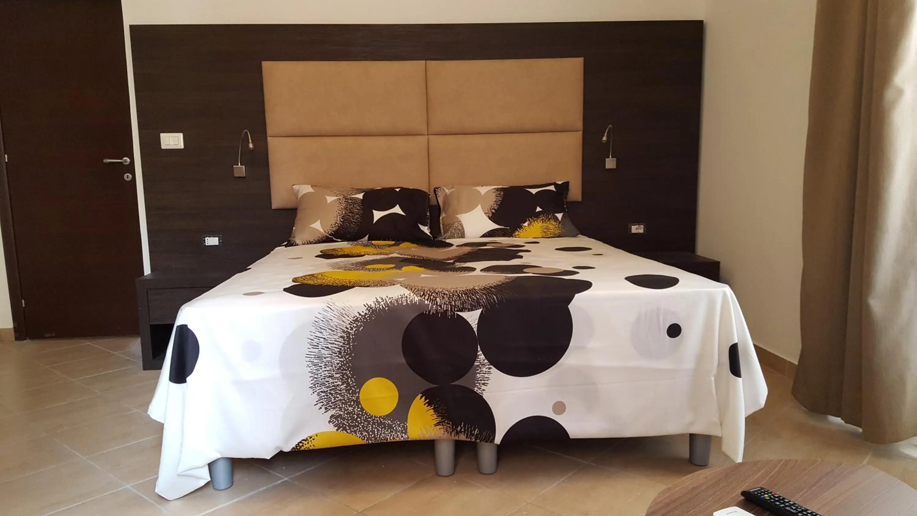 Bedroom, Bed in Una Finestra su Monti
