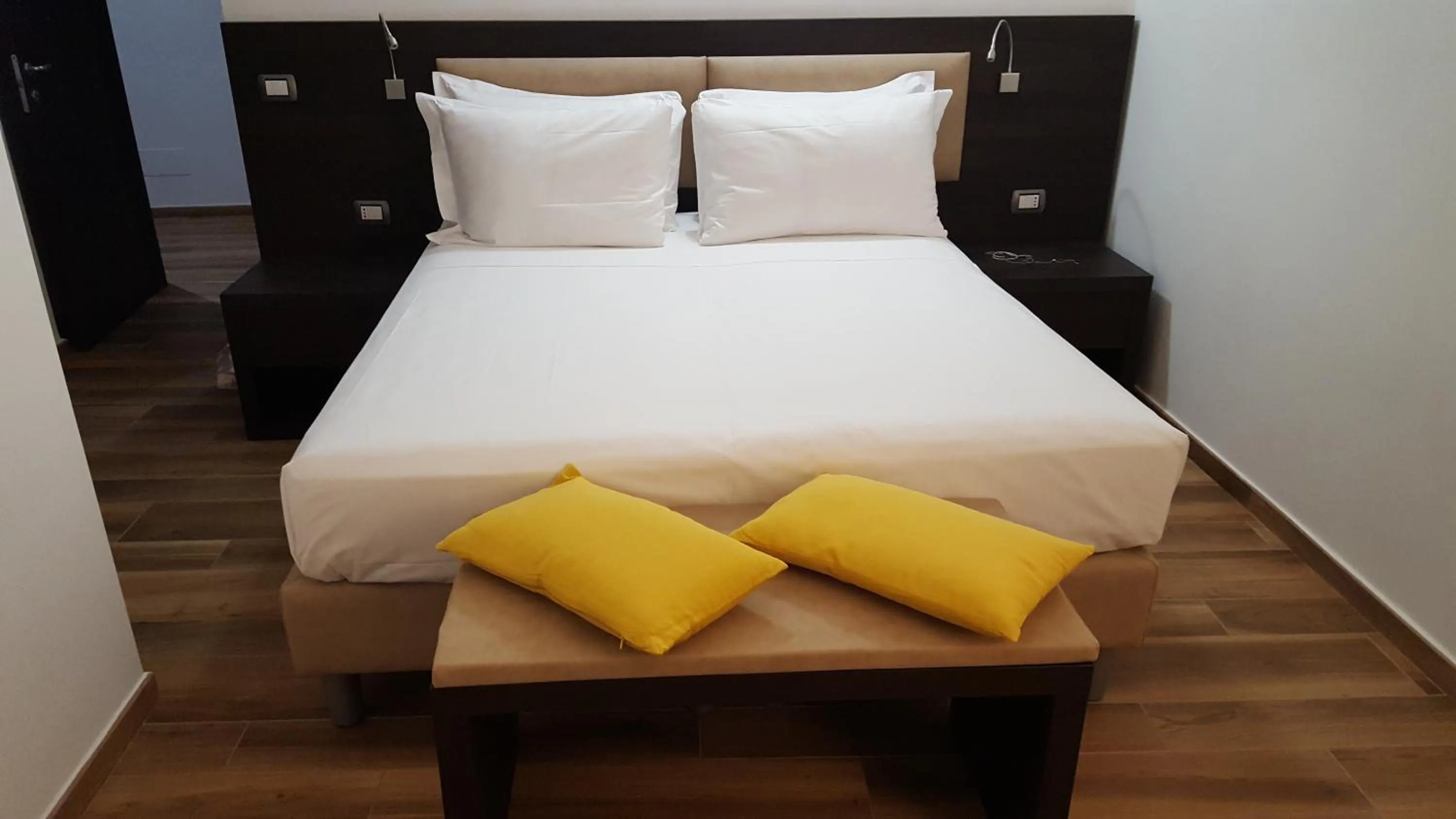 Bedroom, Bed in Una Finestra su Monti