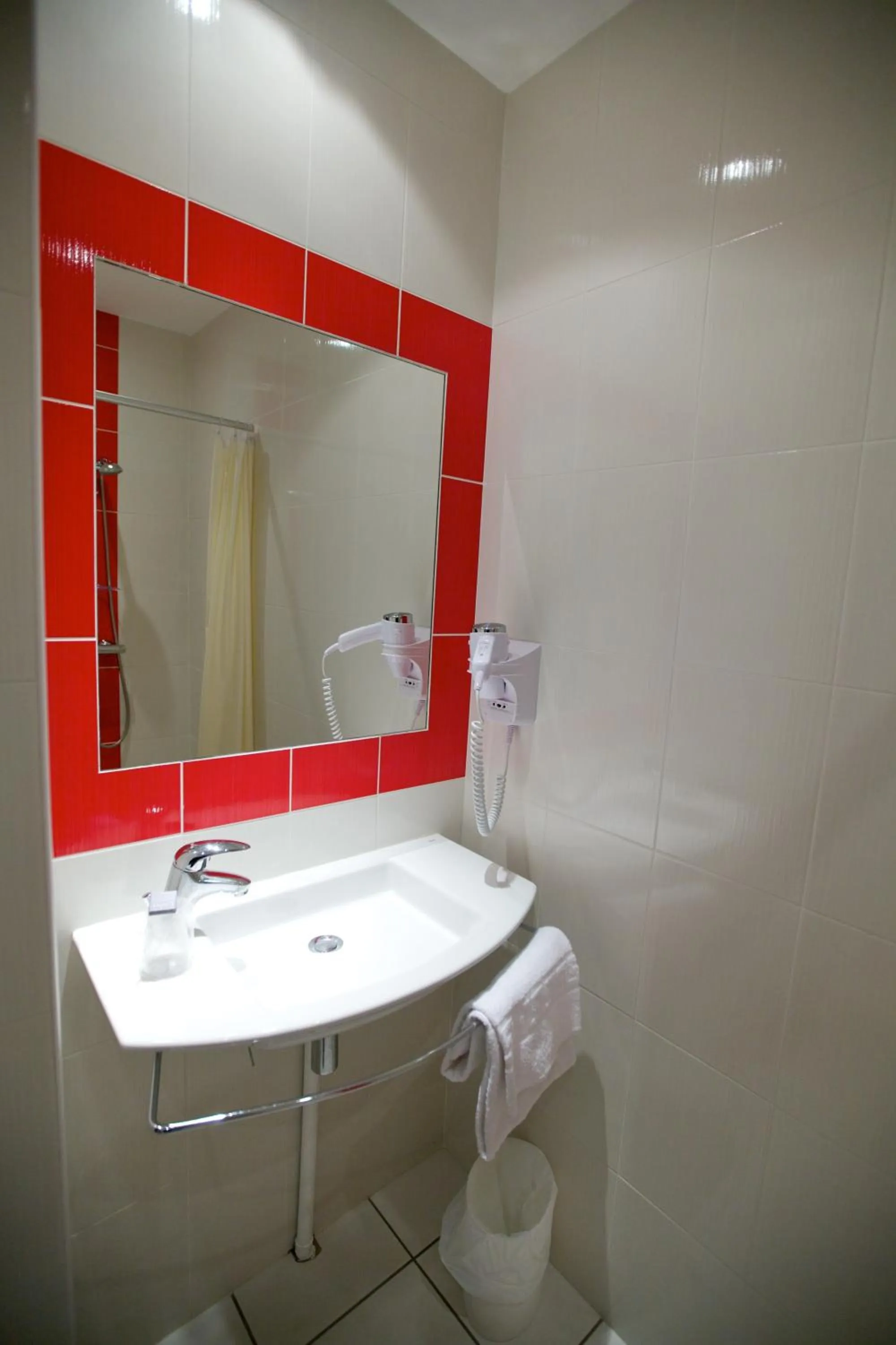 Bathroom in Hôtel Montchapet Dijon Centre