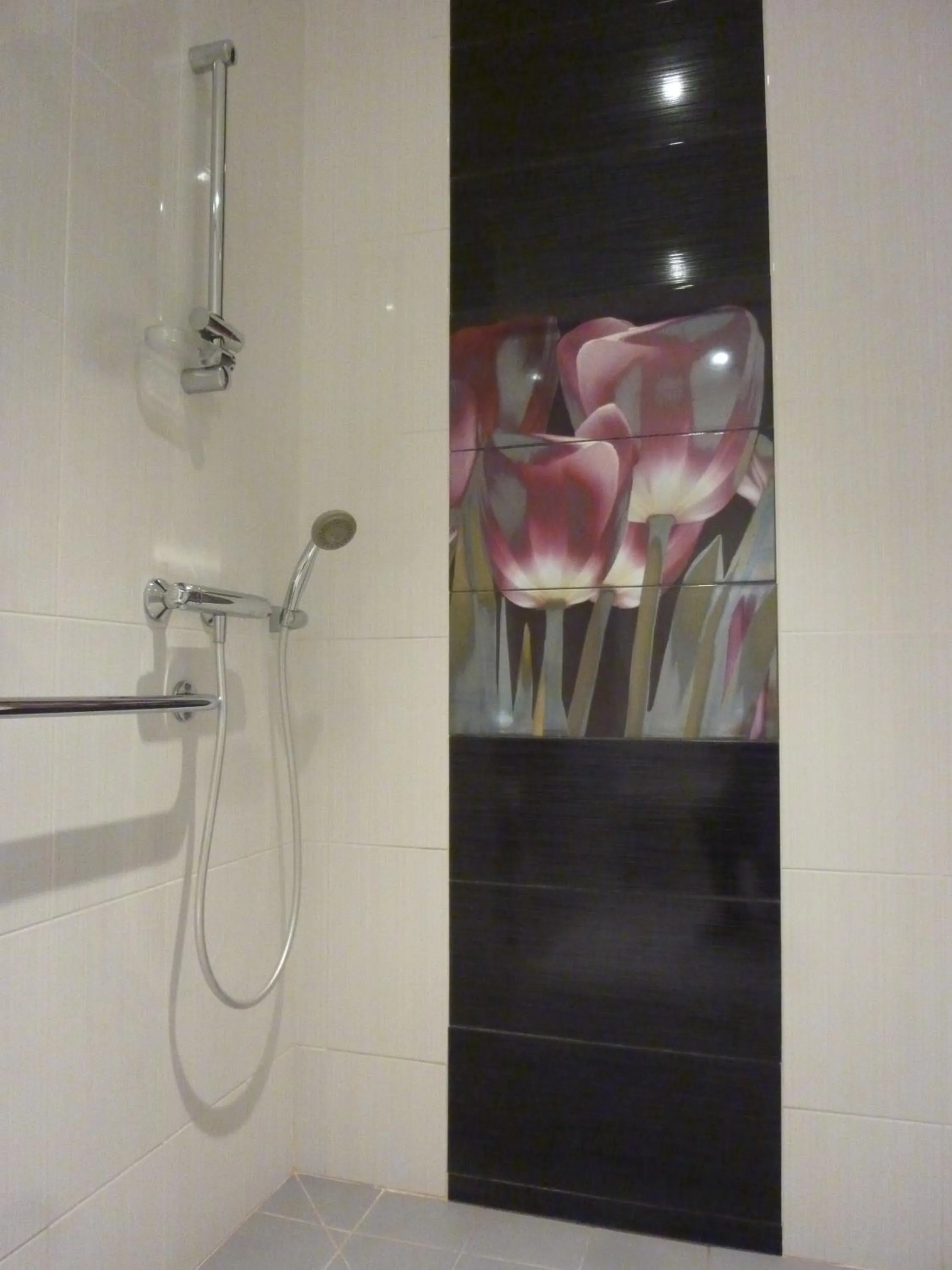 Shower in Hôtel Montchapet Dijon Centre