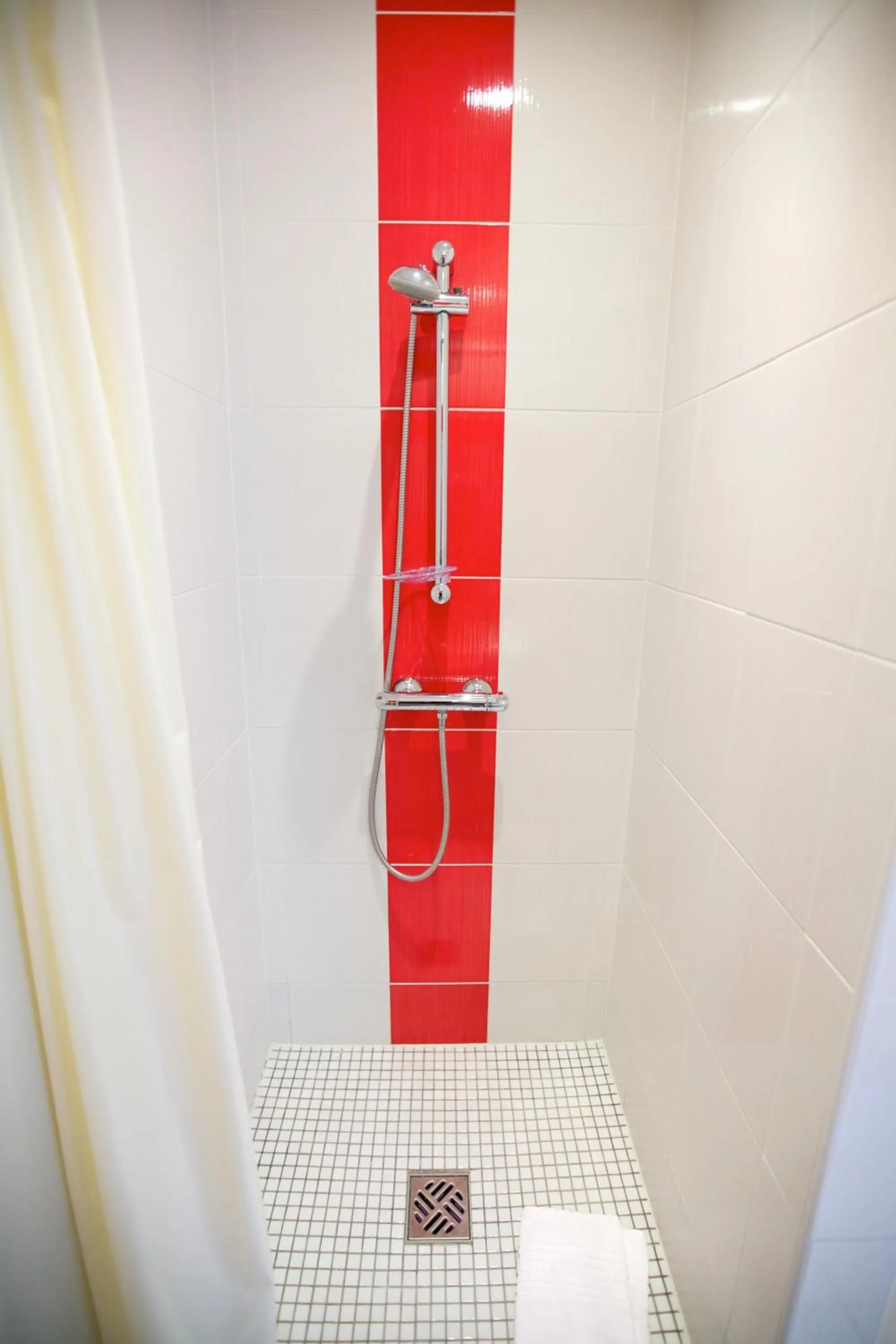 Shower in Hôtel Montchapet Dijon Centre