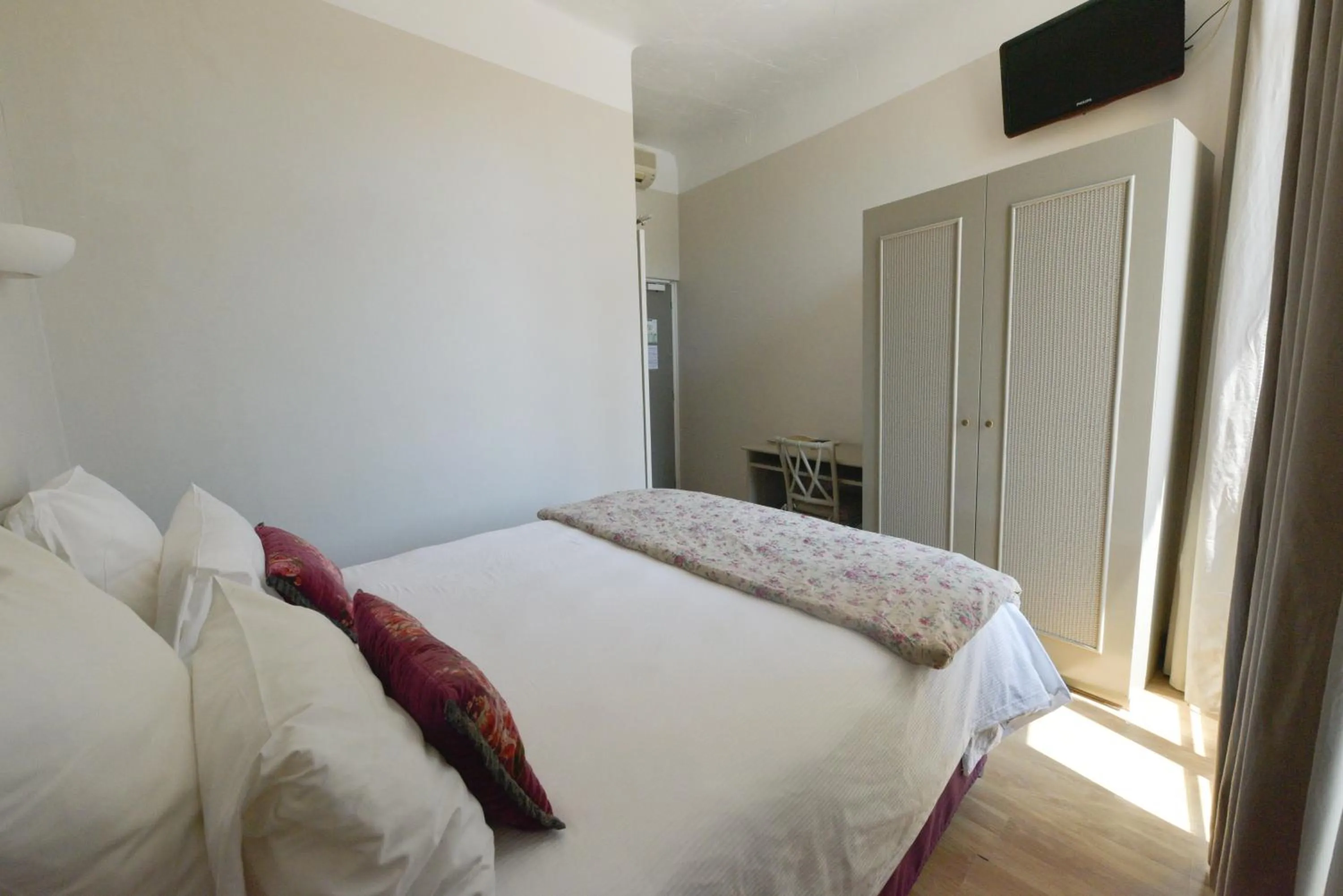 Photo of the whole room, Bed in Hotel Restaurant La Villa Arena