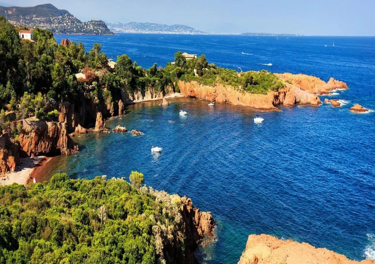 Nearby landmark in Hotel Amiraute