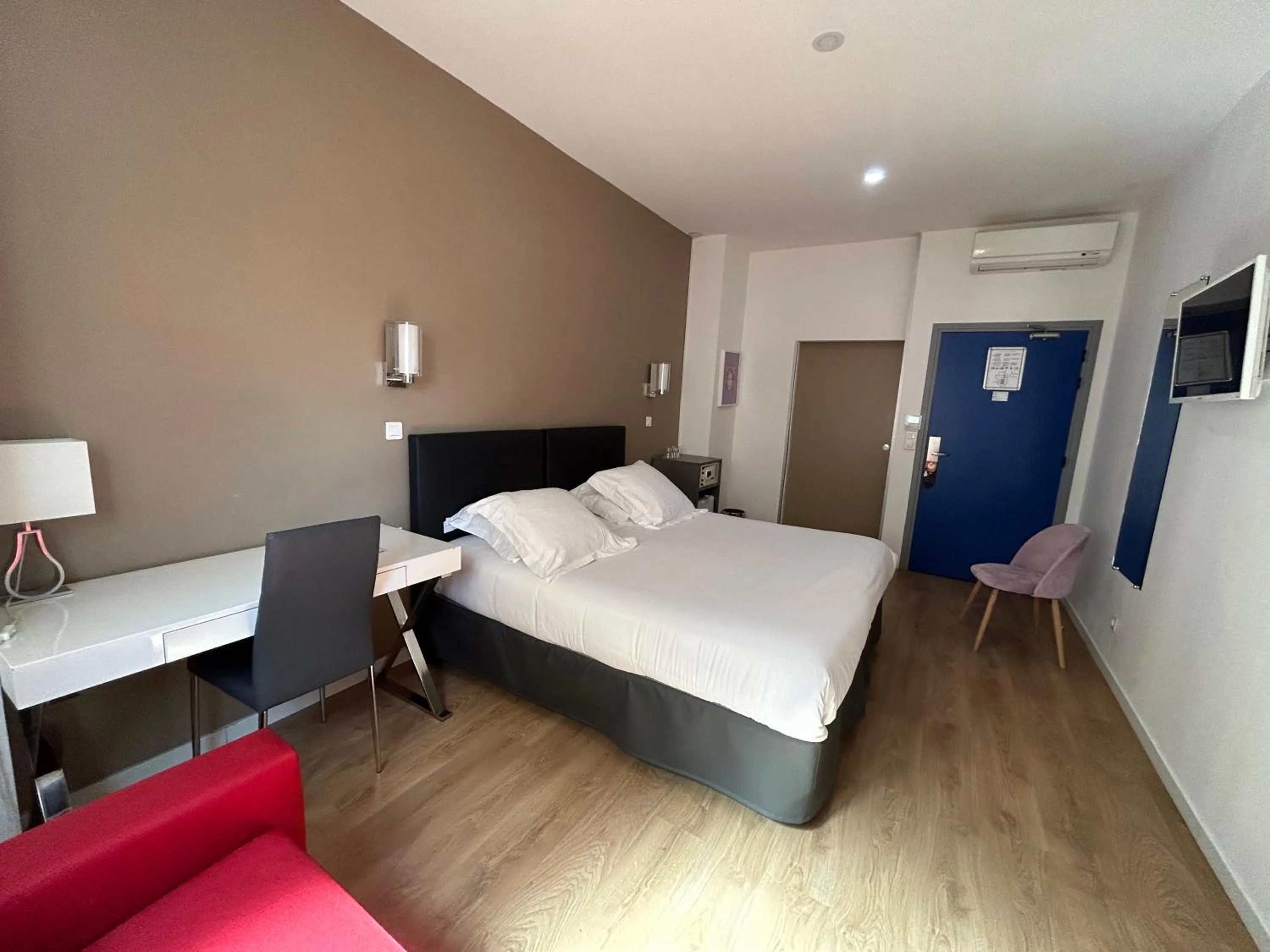 Photo of the whole room, Bed in Hotel Amiraute