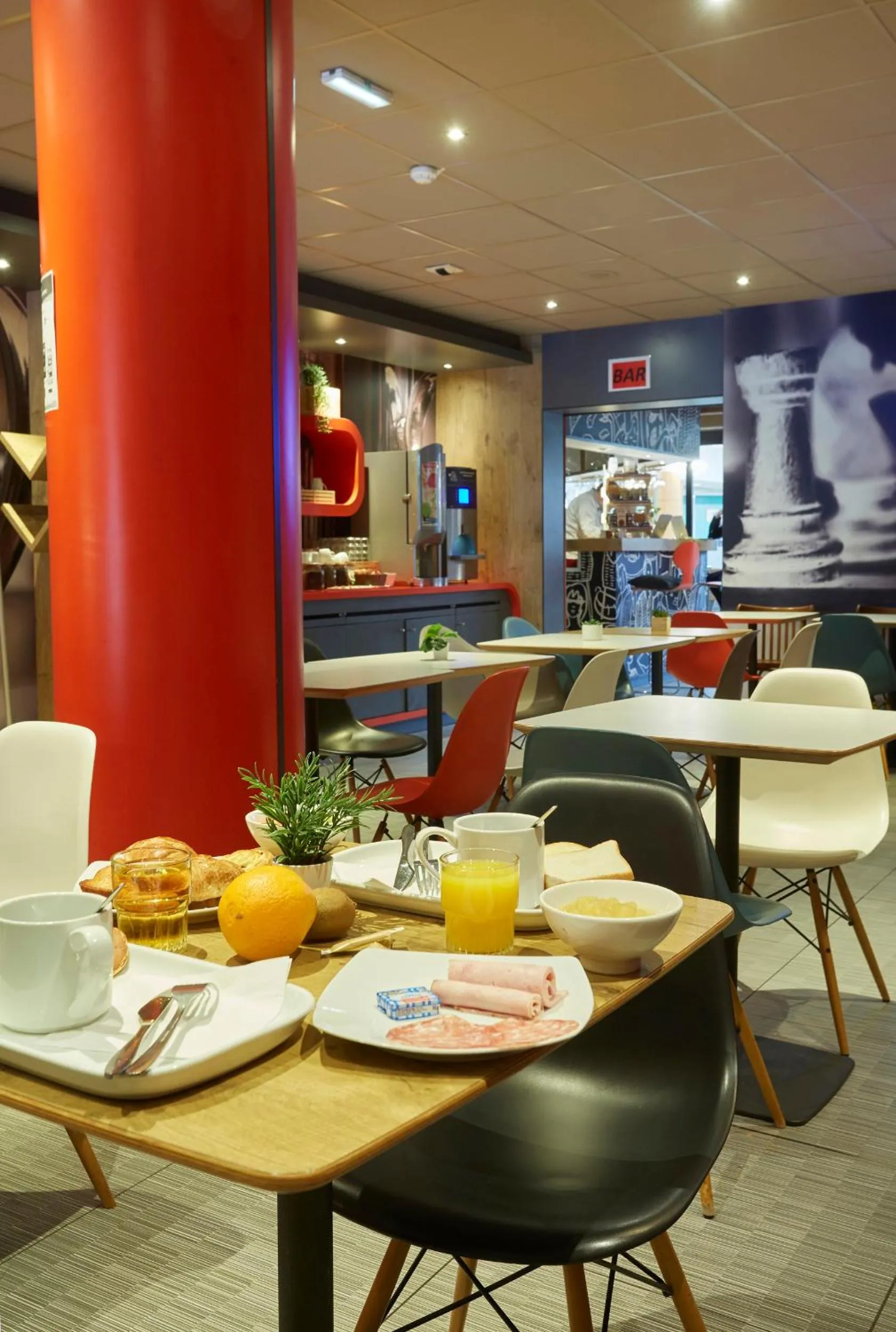 Restaurant/places to eat in ibis Lorient Centre Gare
