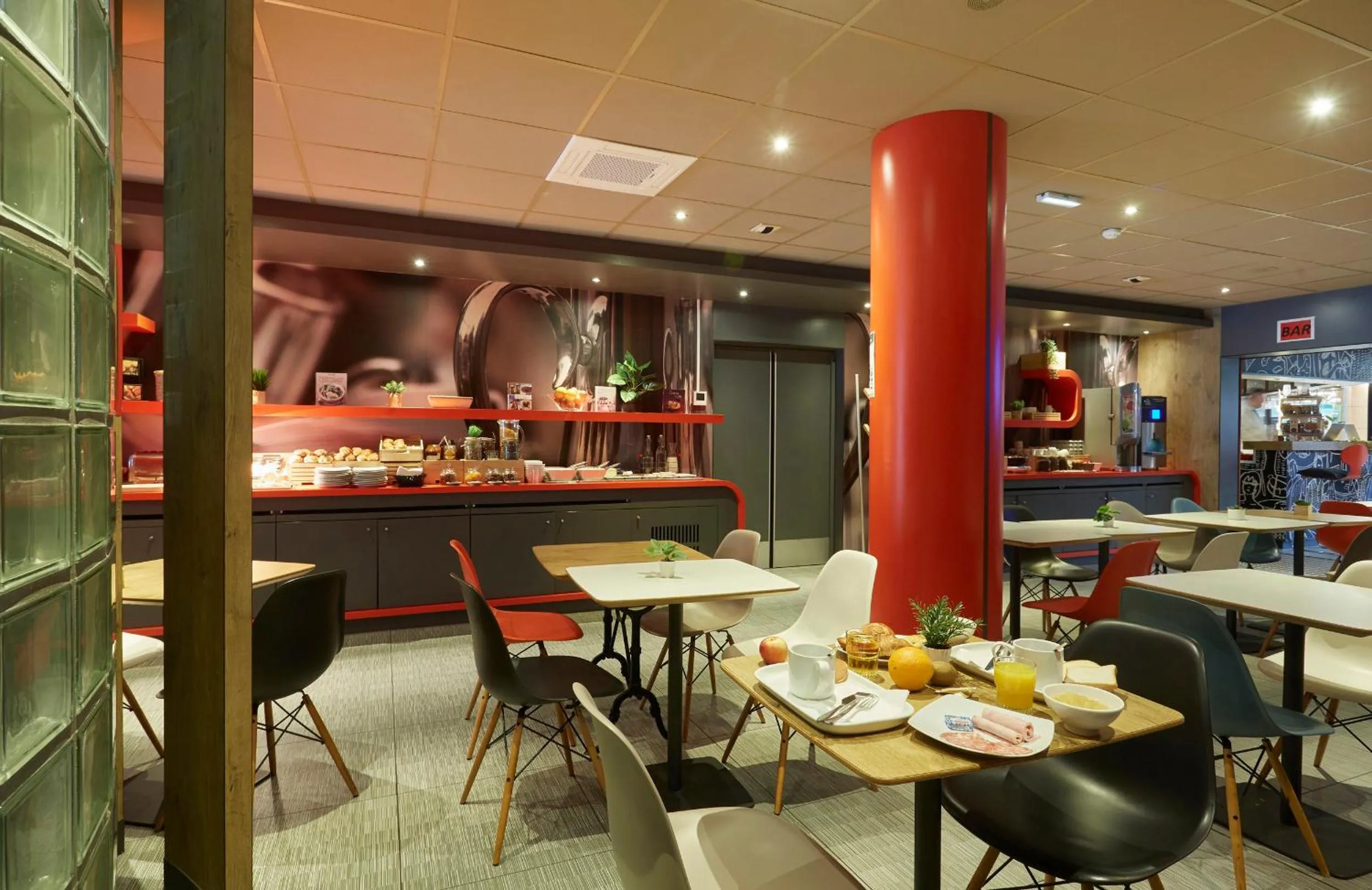 Restaurant/places to eat in ibis Lorient Centre Gare