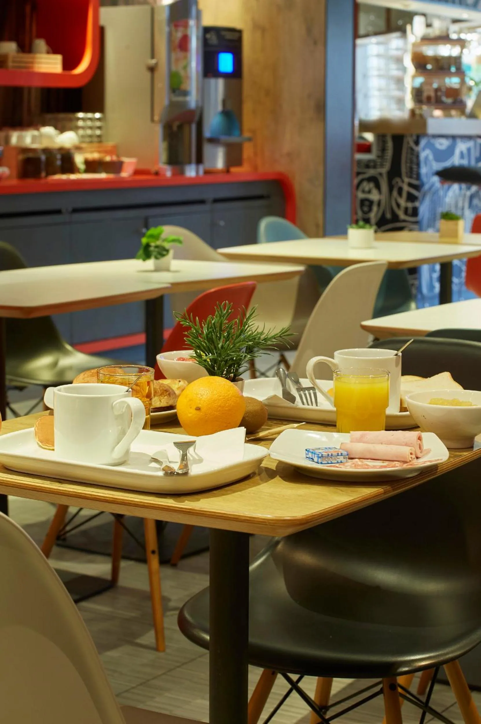 Restaurant/places to eat in ibis Lorient Centre Gare