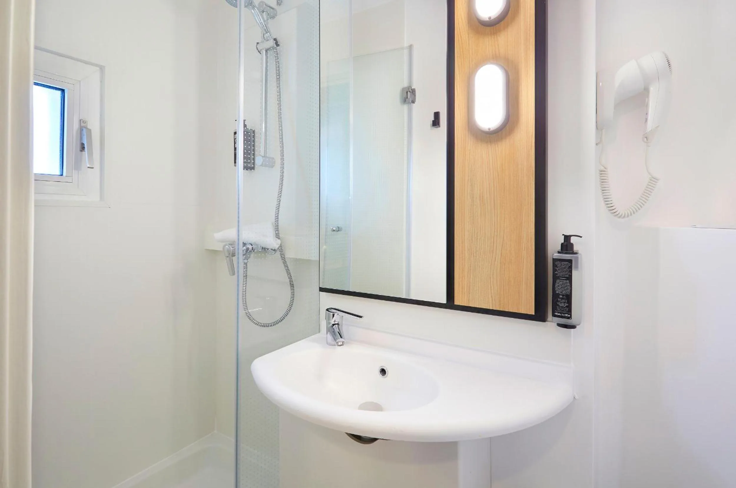 Shower in ibis Lorient Centre Gare