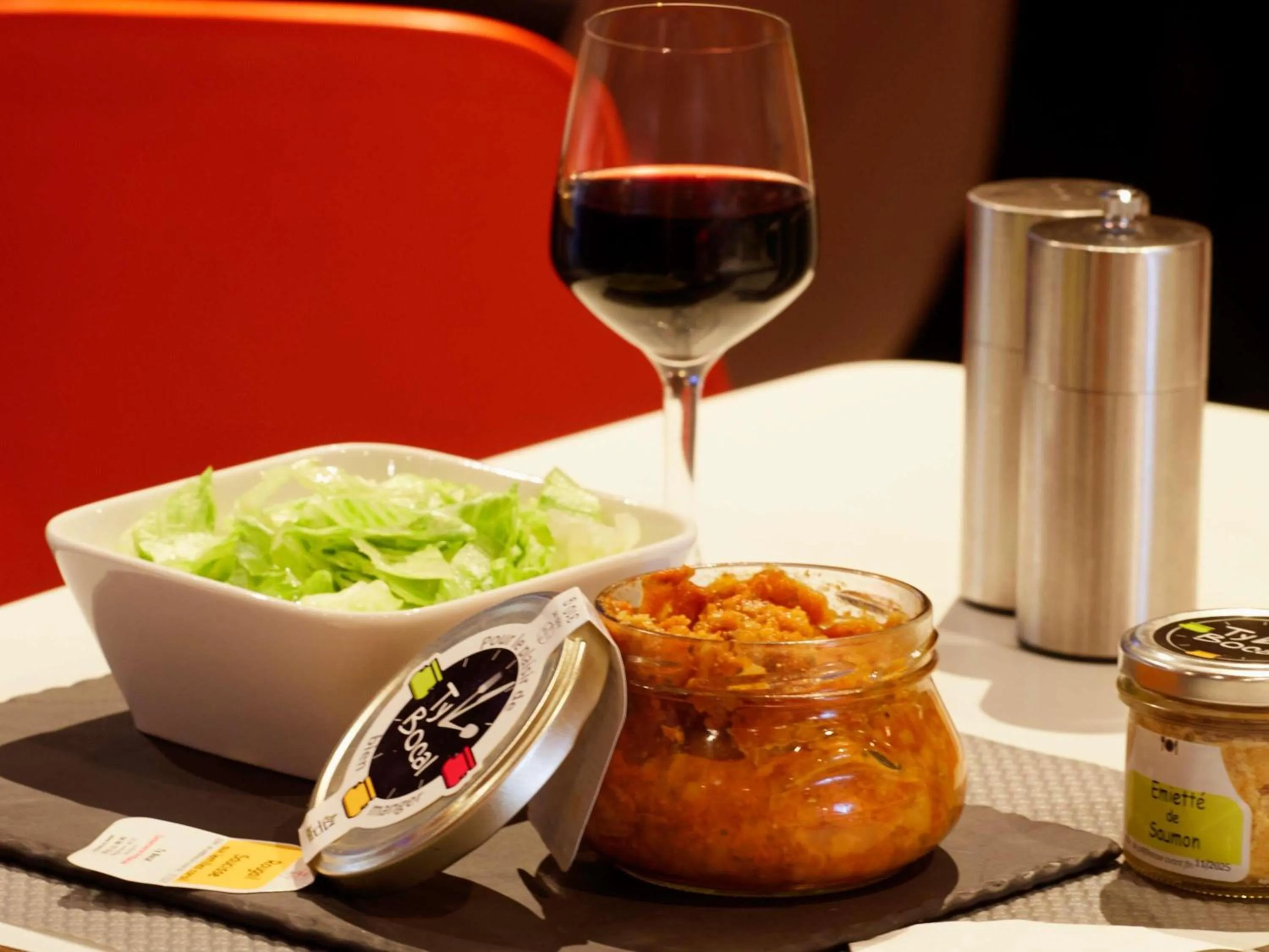 Lounge or bar in ibis Lorient Centre Gare