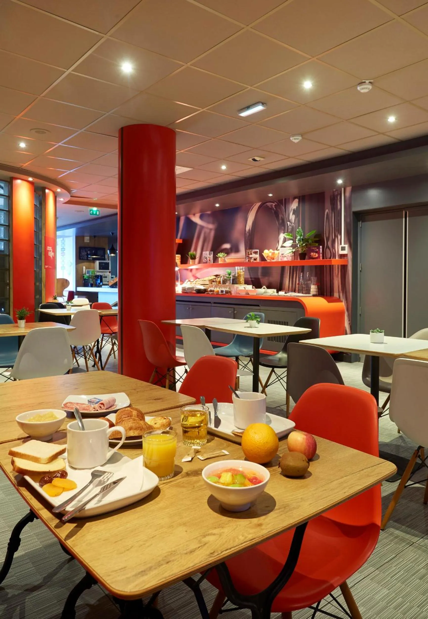 Restaurant/places to eat in ibis Lorient Centre Gare