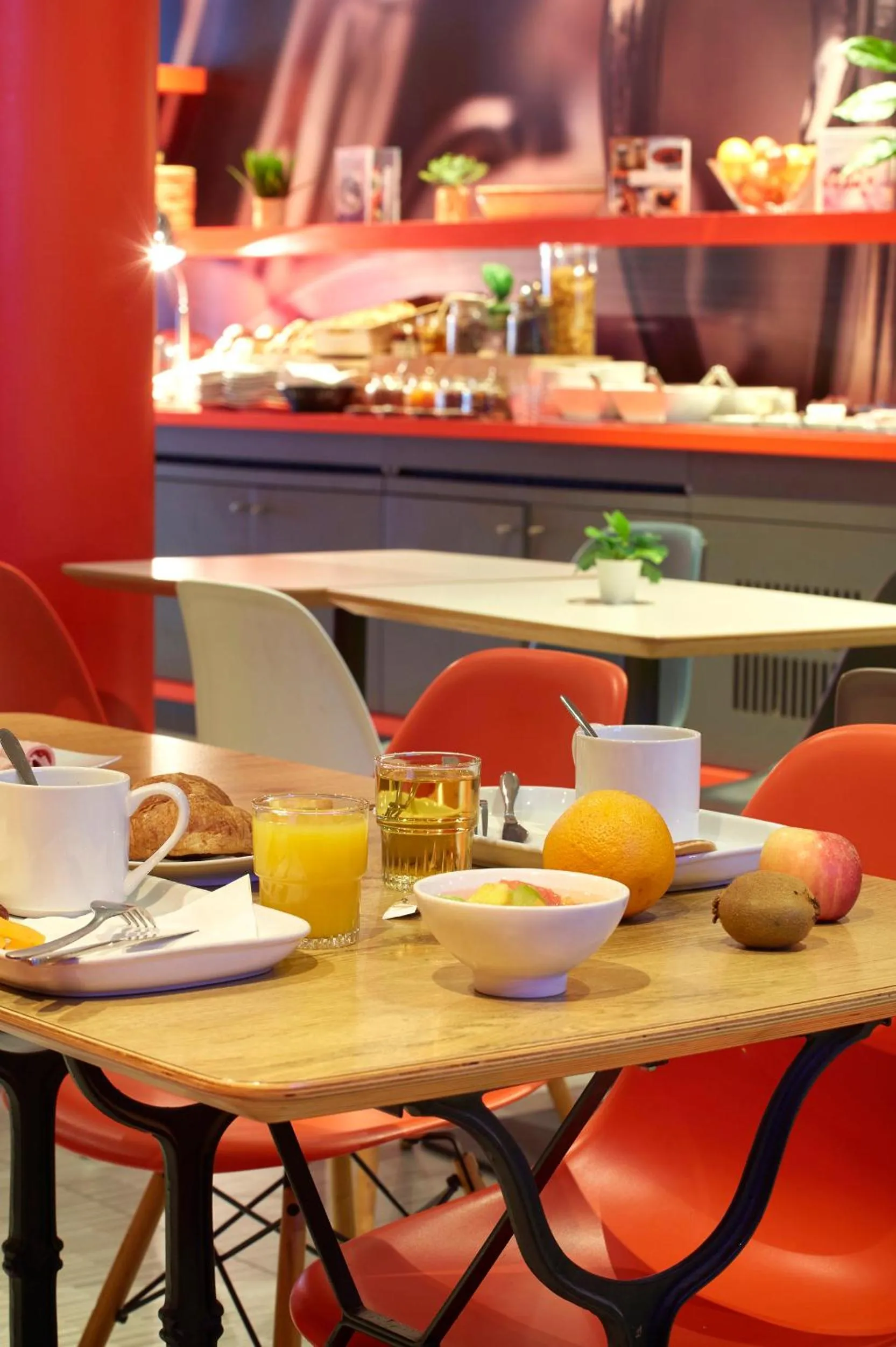 Restaurant/places to eat in ibis Lorient Centre Gare